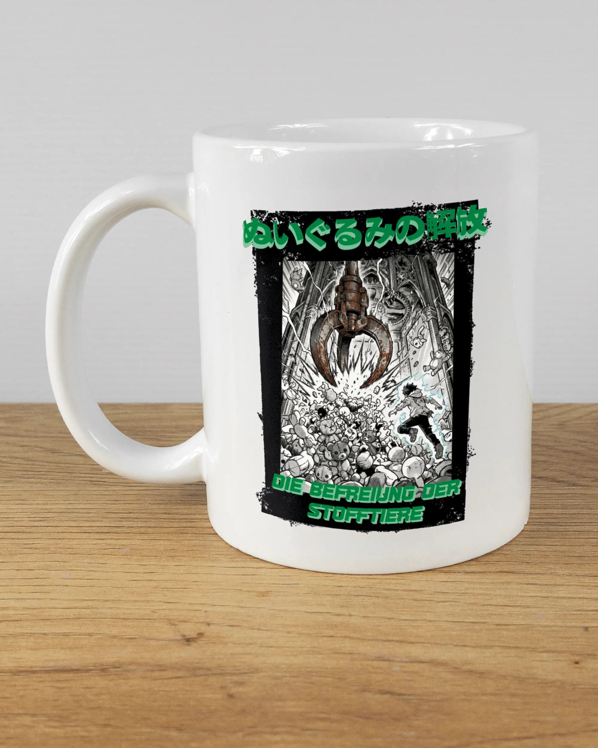 Titelbild, das die linke Seite der beidseitig bedruckten Keramiktasse von Maondo mit dem Design Save 1 Stofftier in der Farbe White auf einem Holztisch zeigt