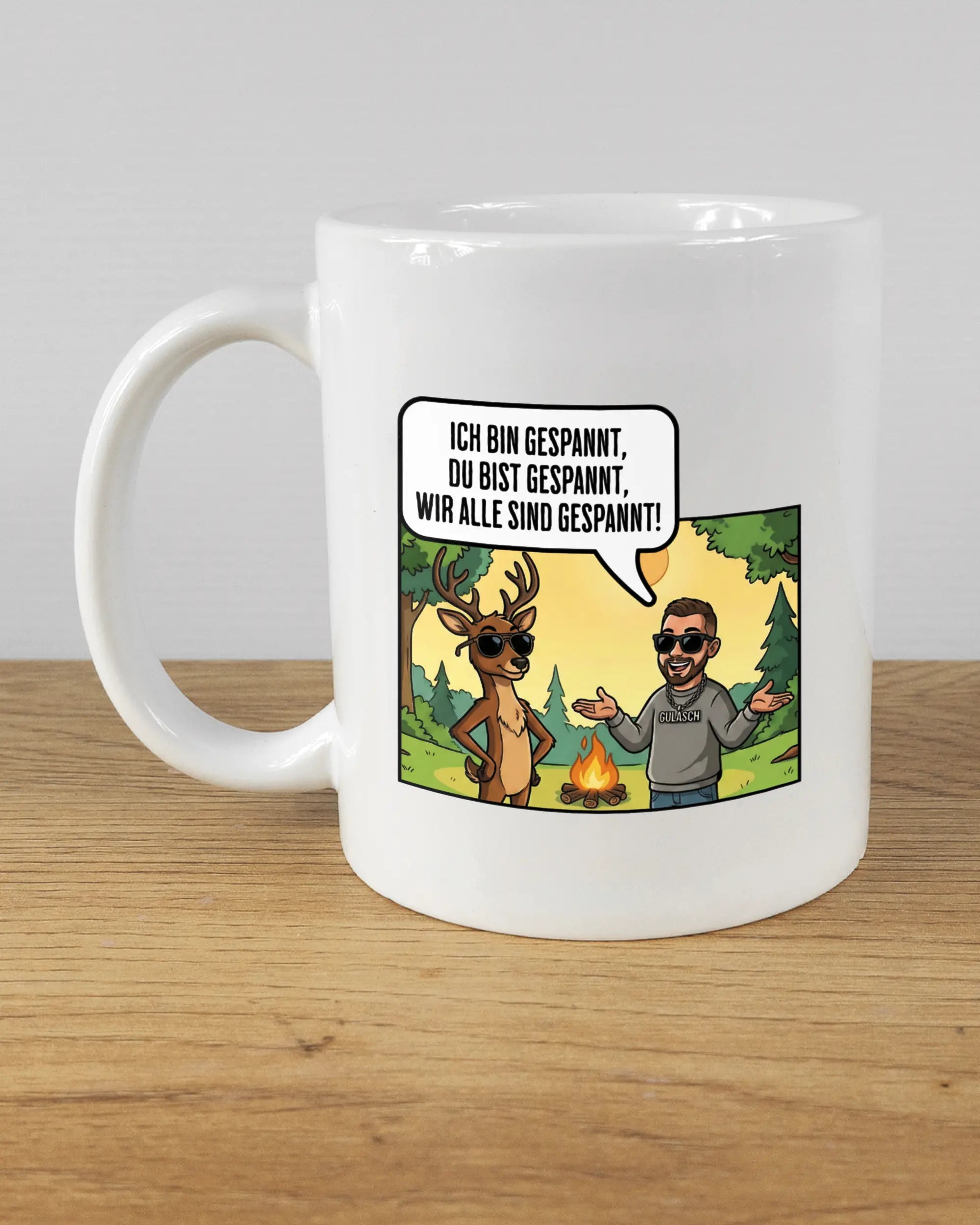 Titelbild, das die linke Seite der beidseitig bedruckten Keramiktasse von Maondo mit dem Design Vollspannung in der Farbe White auf einem Holztisch zeigt