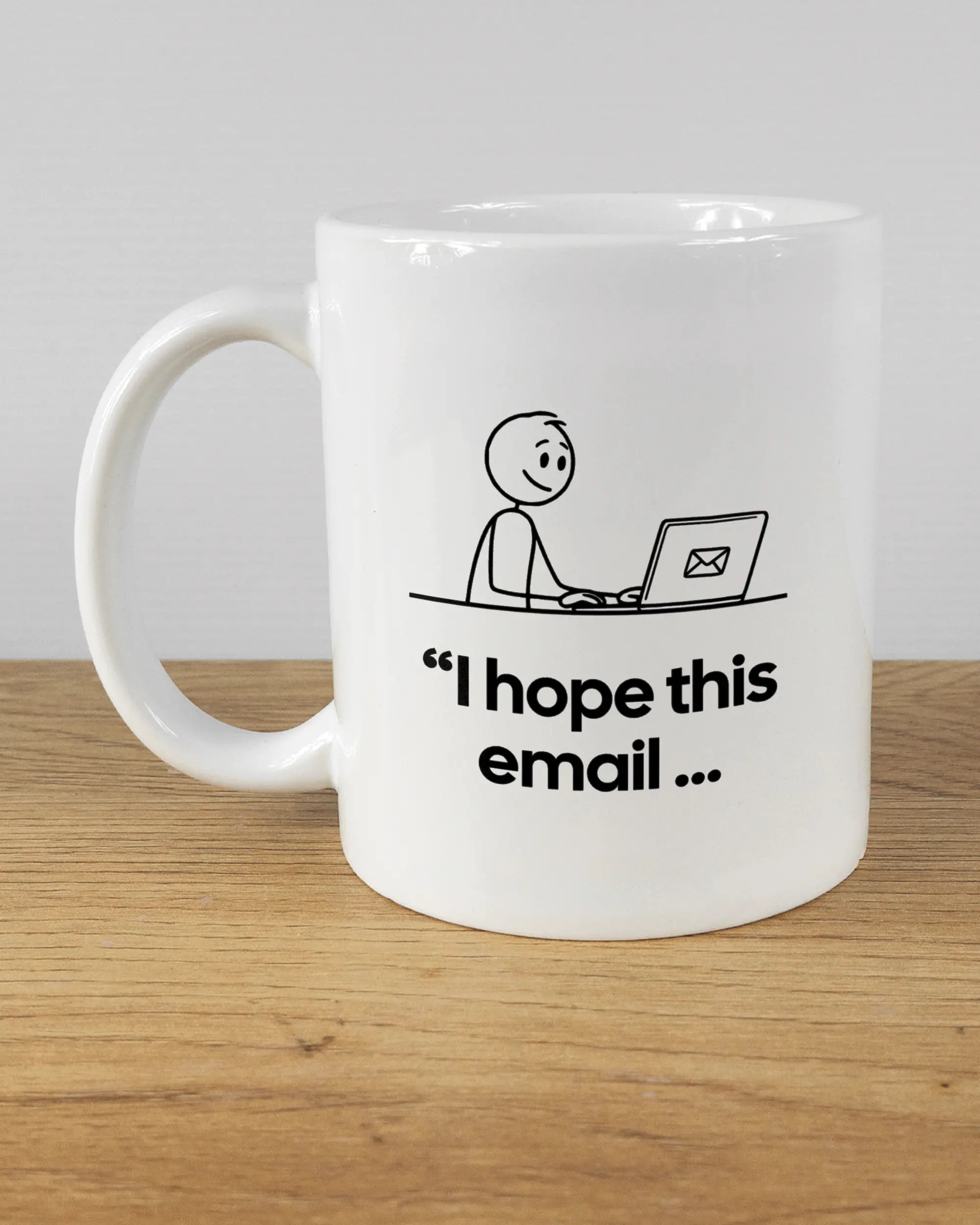 Titelbild, das die linke Seite der beidseitig bedruckten Keramiktasse von Maondo mit dem Design Found me not well in der Farbe White auf einem Holztisch zeigt