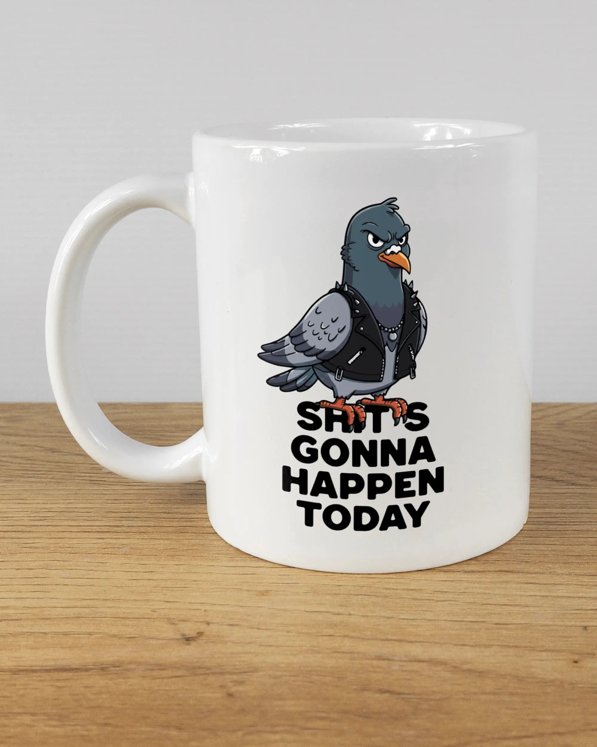 Titelbild, das die linke Seite der beidseitig bedruckten Keramiktasse von Maondo mit dem Design Pigeon Pun in der Farbe White auf einem Holztisch zeigt