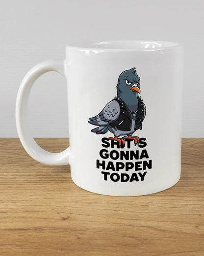 Titelbild, das die linke Seite der beidseitig bedruckten Keramiktasse von Maondo mit dem Design Pigeon Pun in der Farbe White auf einem Holztisch zeigt