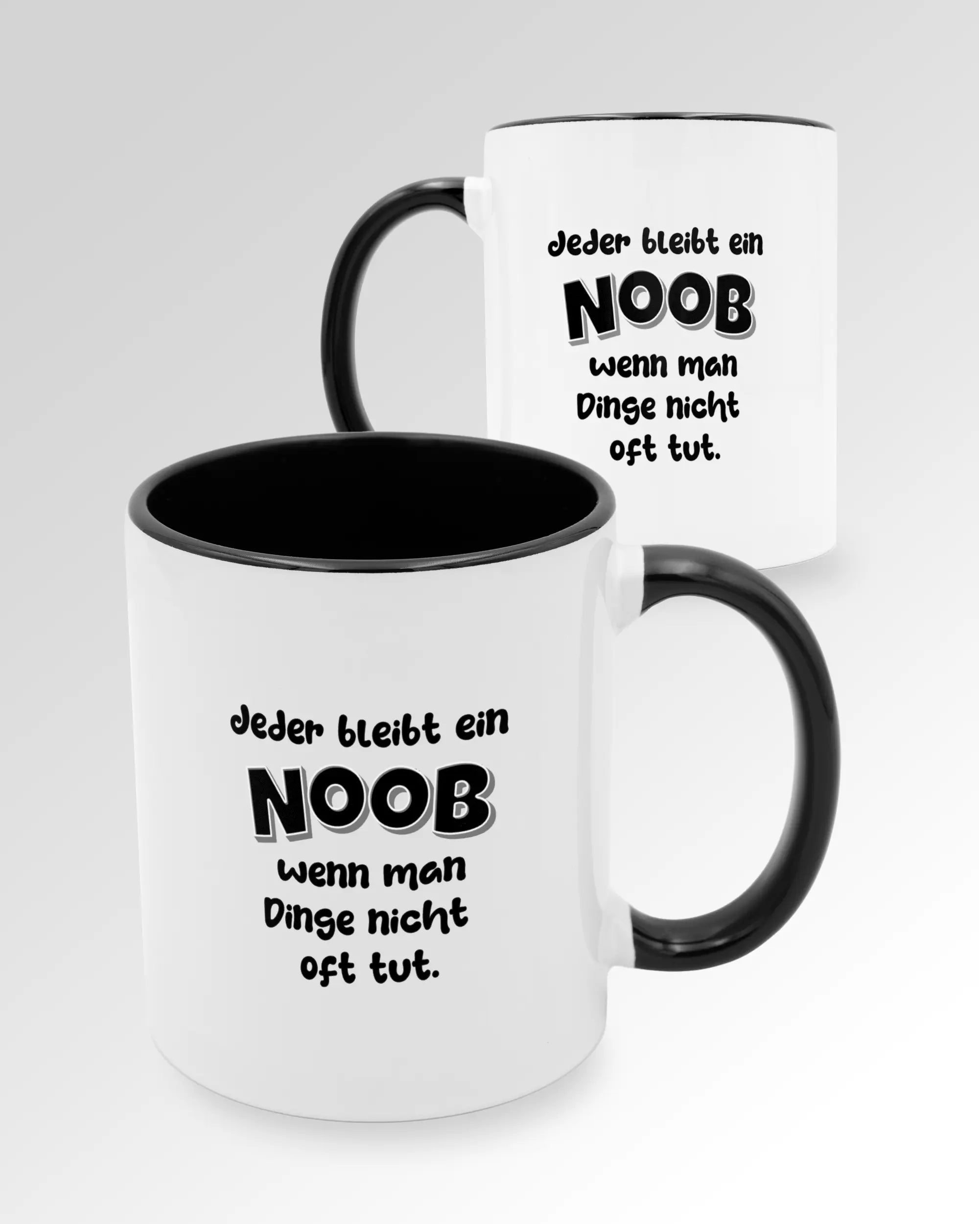 Variantenbild der beidseitig bedruckten Keramik Tasse von Maondo mit dem Design Noob Upgrade in der Farbe Schwarz-Weiß