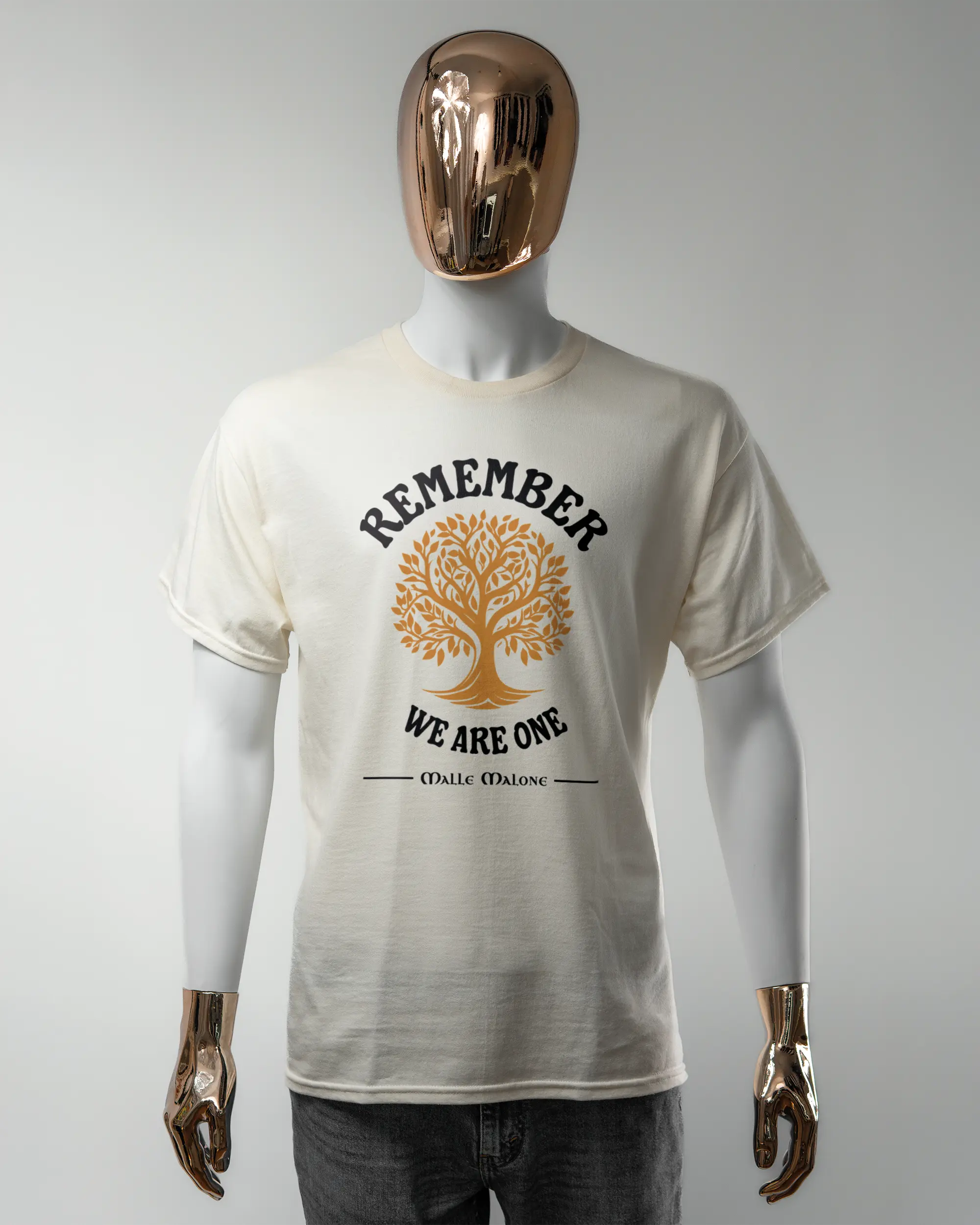 Vorderseite des Basic Unisex T-Shirt Regular von Maondo mit dem Design We are one in der Farbe White und in der Größe L getragen von einer maskulinen Puppe