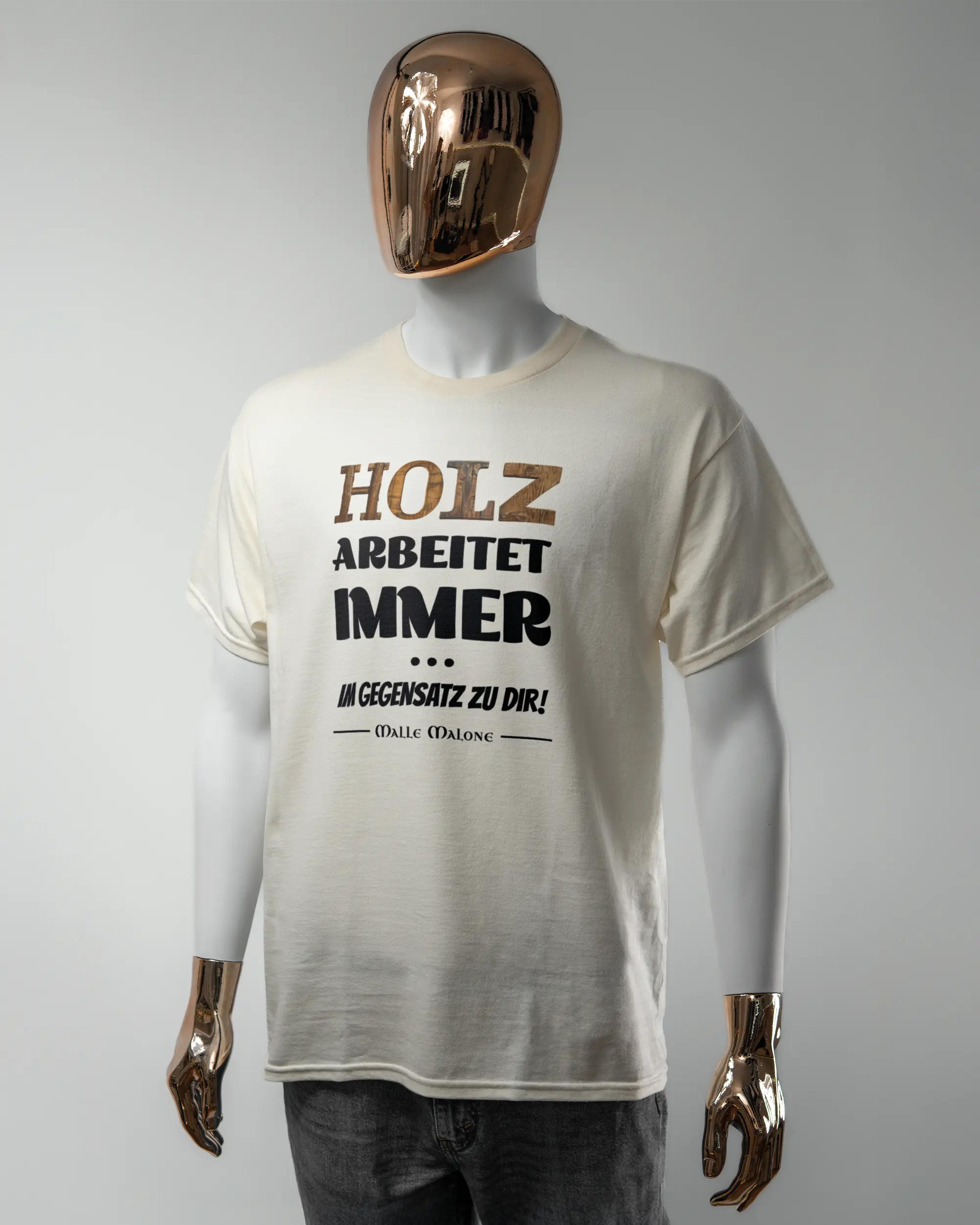 Vorderseite des Basic Unisex T-Shirt Regular von Maondo mit dem Design Holzarbeit in der Farbe White und in der Größe L getragen von einer maskulinen Puppe