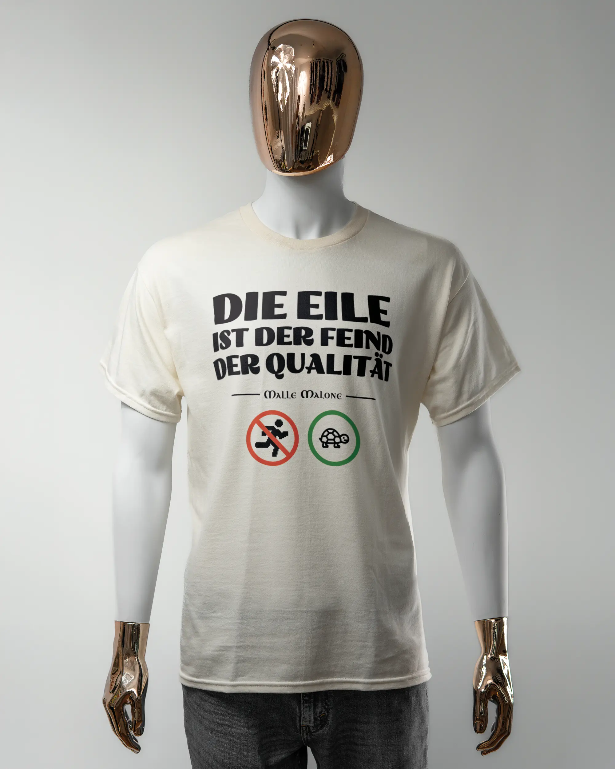 Vorderseite des Basic Unisex T-Shirt Regular von Maondo mit dem Design Keine Eile in der Farbe White und in der Größe L getragen von einer maskulinen Puppe