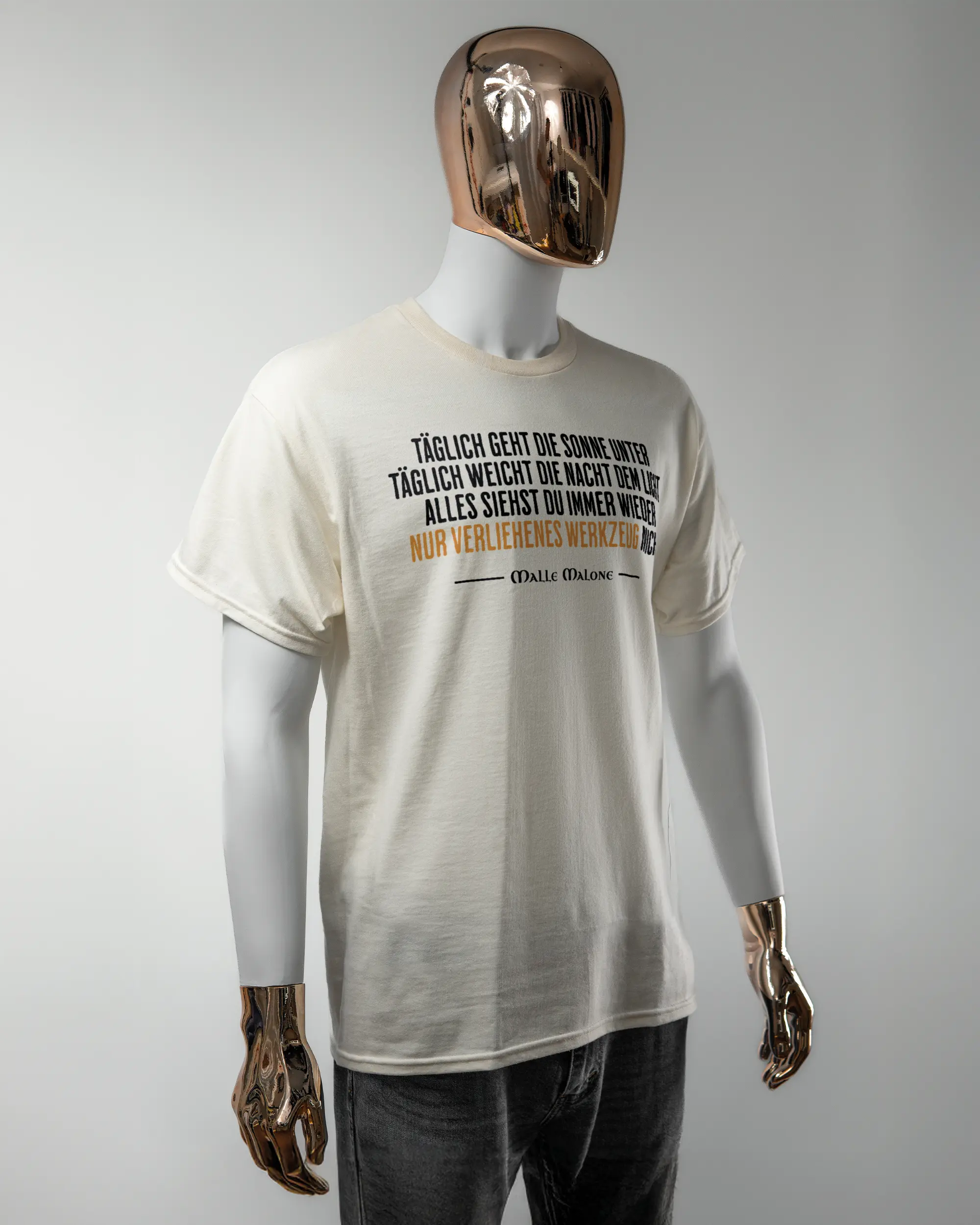 Vorderseite des Basic Unisex T-Shirt Regular von Maondo mit dem Design Wegzeug in der Farbe White und in der Größe L getragen von einer maskulinen Puppe