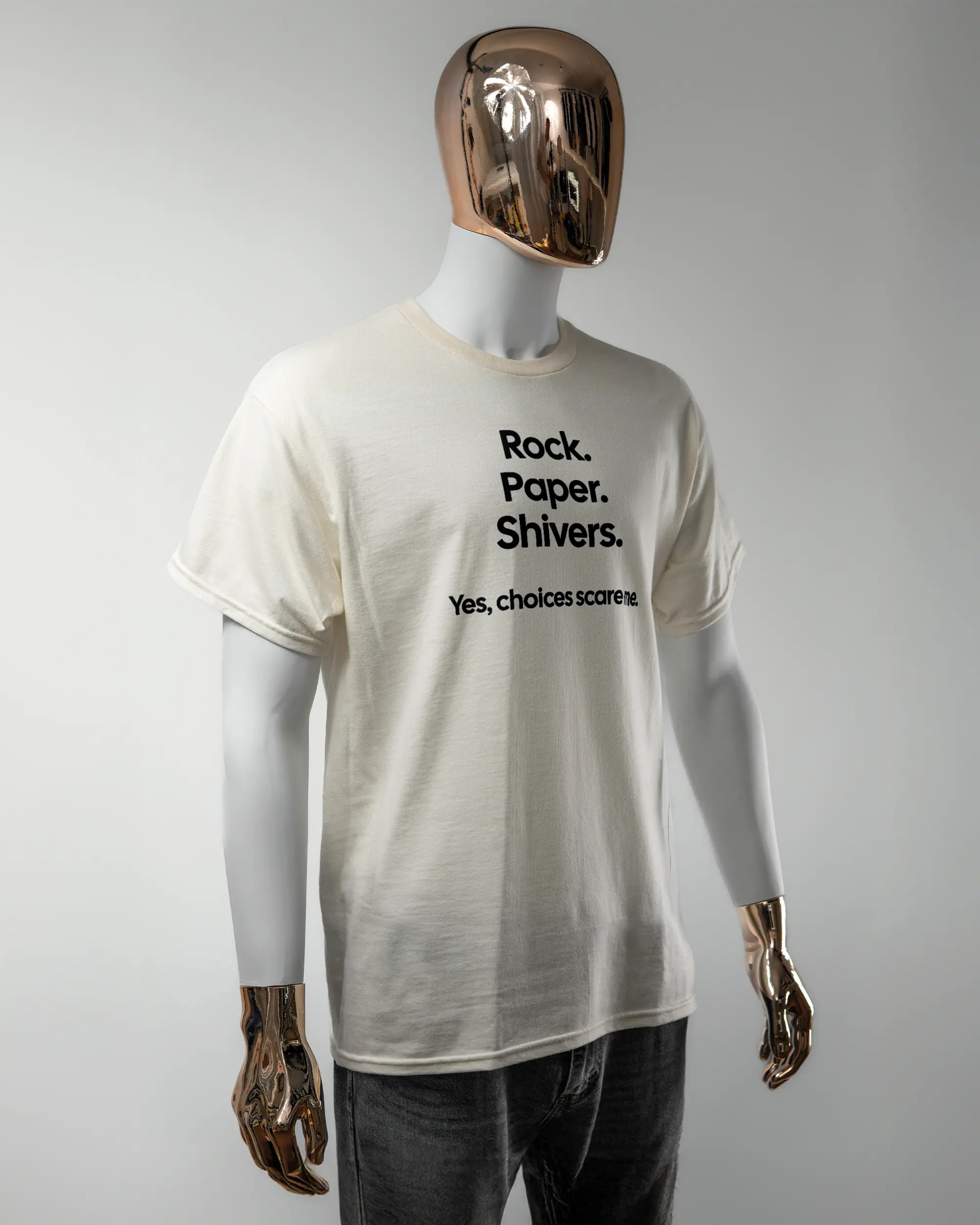 Vorderseite des Basic Unisex T-Shirt Regular von Maondo mit dem Design Rock Paper Shivers in der Farbe White und in der Größe L getragen von einer maskulinen Puppe