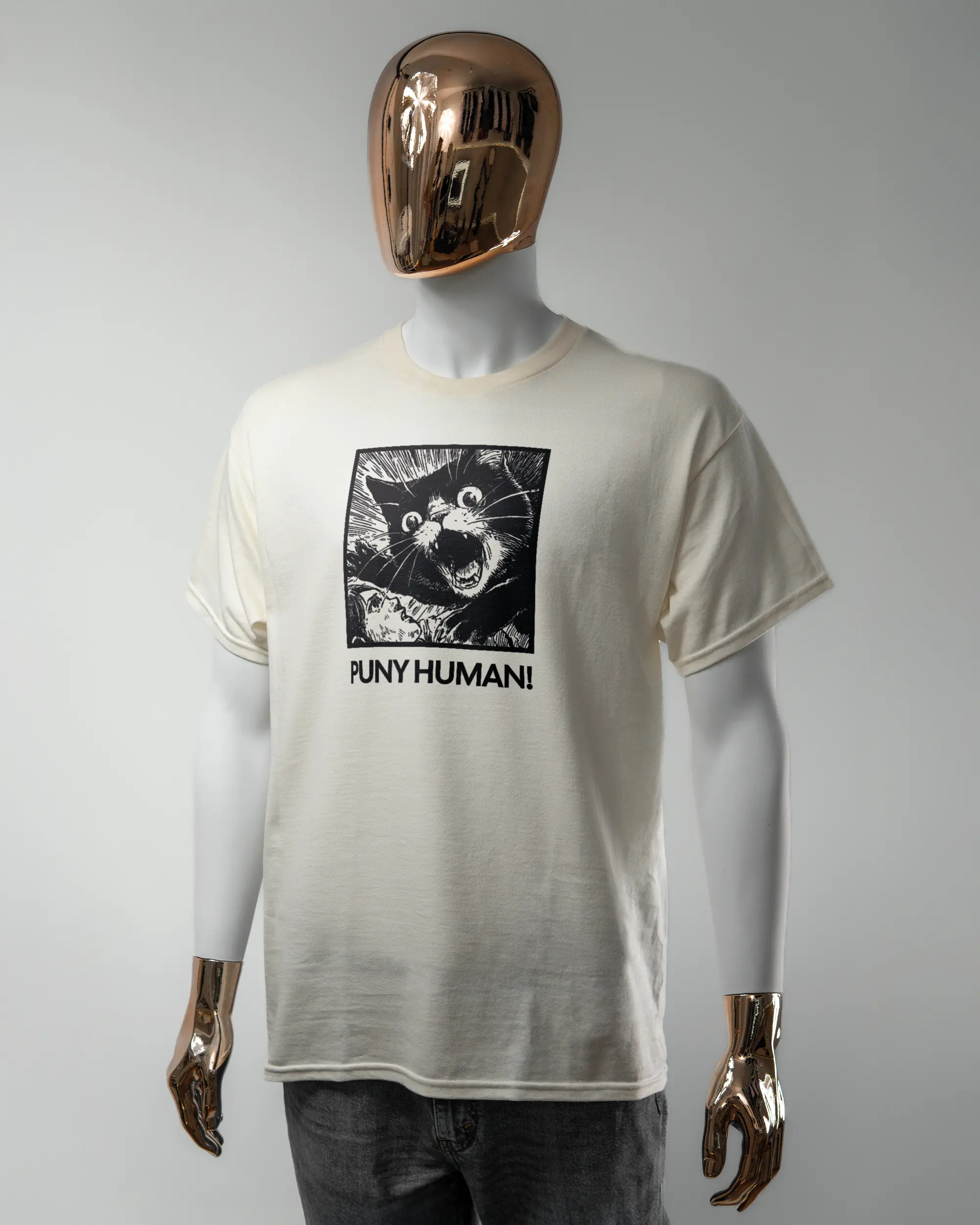 Vorderseite des Basic Unisex T-Shirt Regular von Maondo mit dem Design Puny Human in der Farbe White und in der Größe L getragen von einer maskulinen Puppe