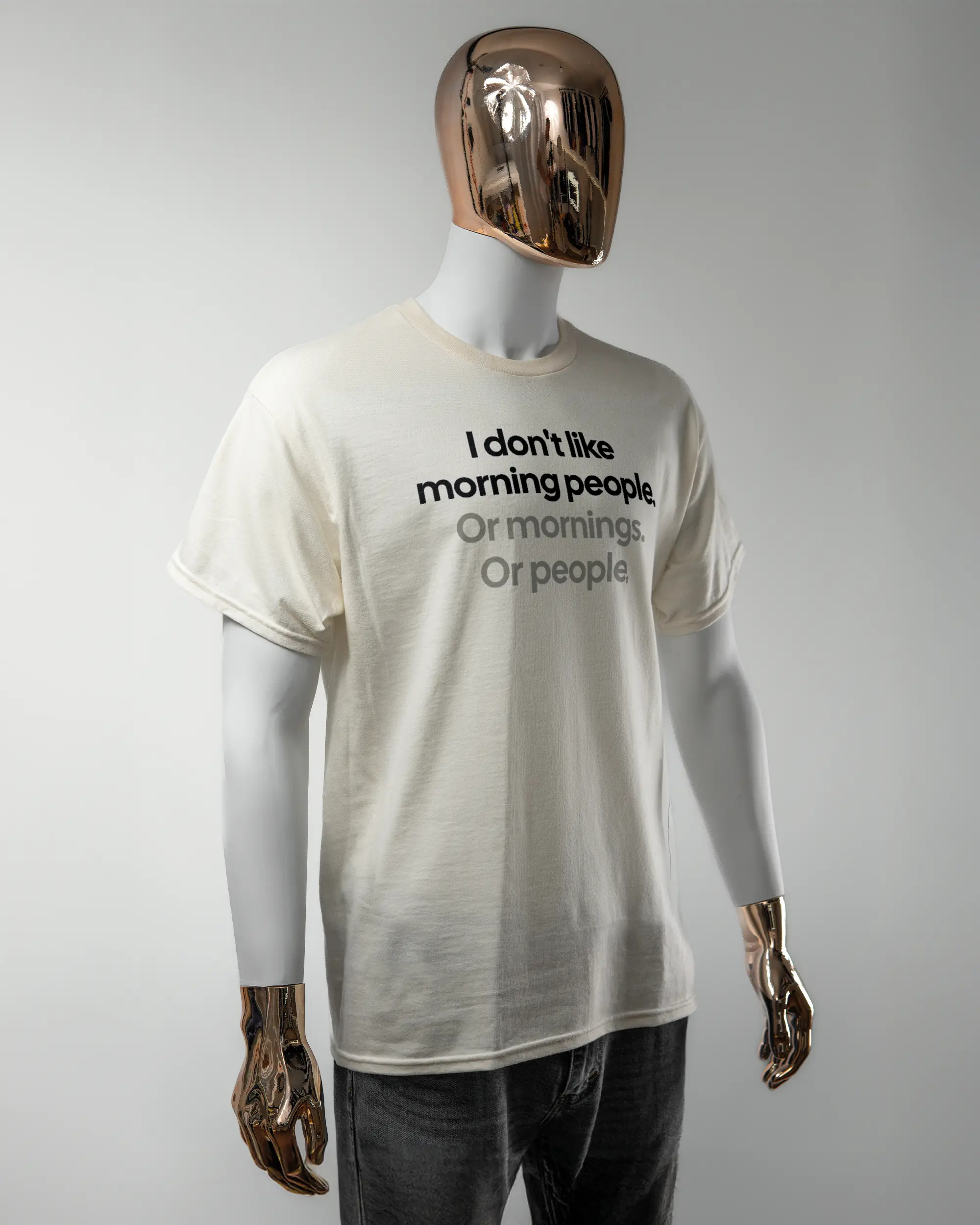 Vorderseite des Basic Unisex T-Shirt Regular von Maondo mit dem Design Morning Person in der Farbe White und in der Größe L getragen von einer maskulinen Puppe