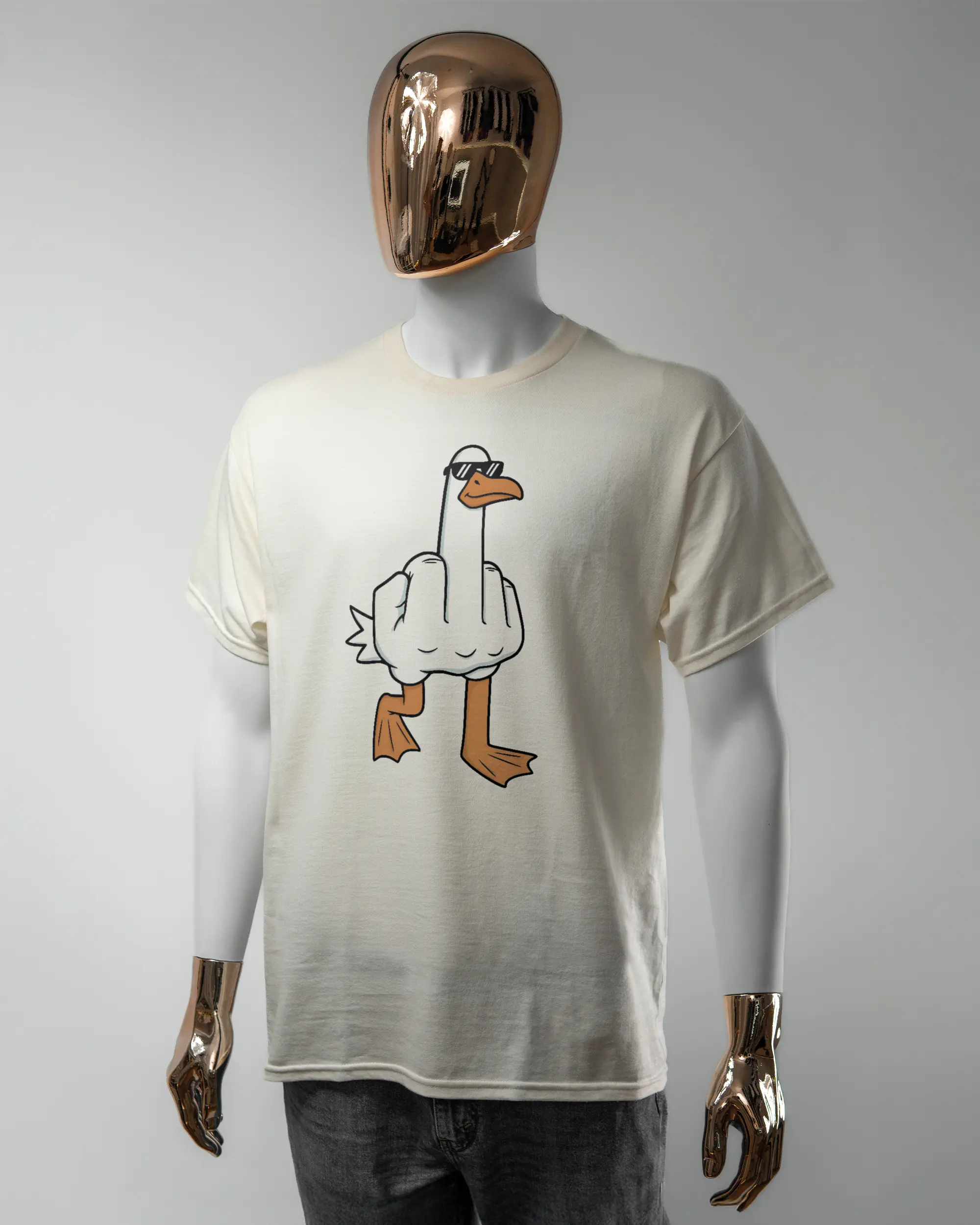 Vorderseite des Basic Unisex T-Shirt Regular von Maondo mit dem Design I give a duck in der Farbe White und in der Größe L getragen von einer maskulinen Puppe