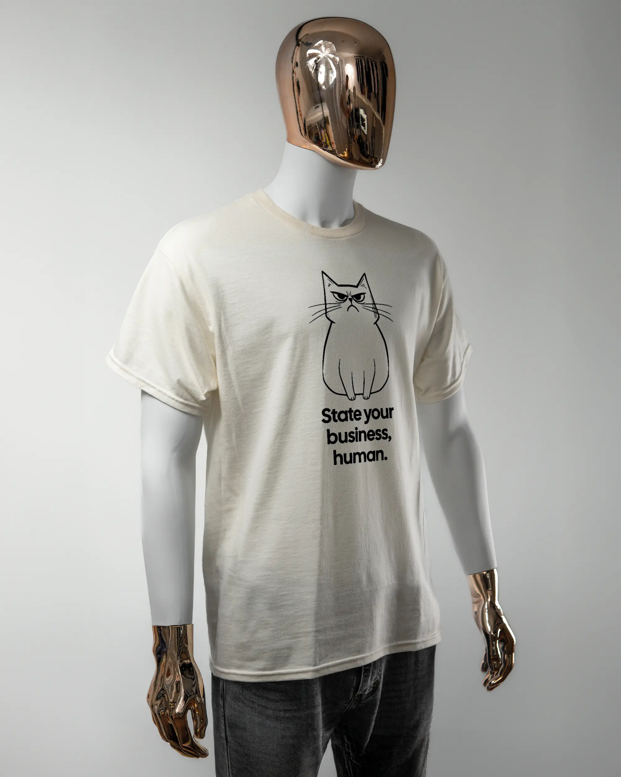 Vorderseite des Basic Unisex T-Shirt Regular von Maondo mit dem Design Grumpy Purr in der Farbe White und in der Größe L getragen von einer maskulinen Puppe