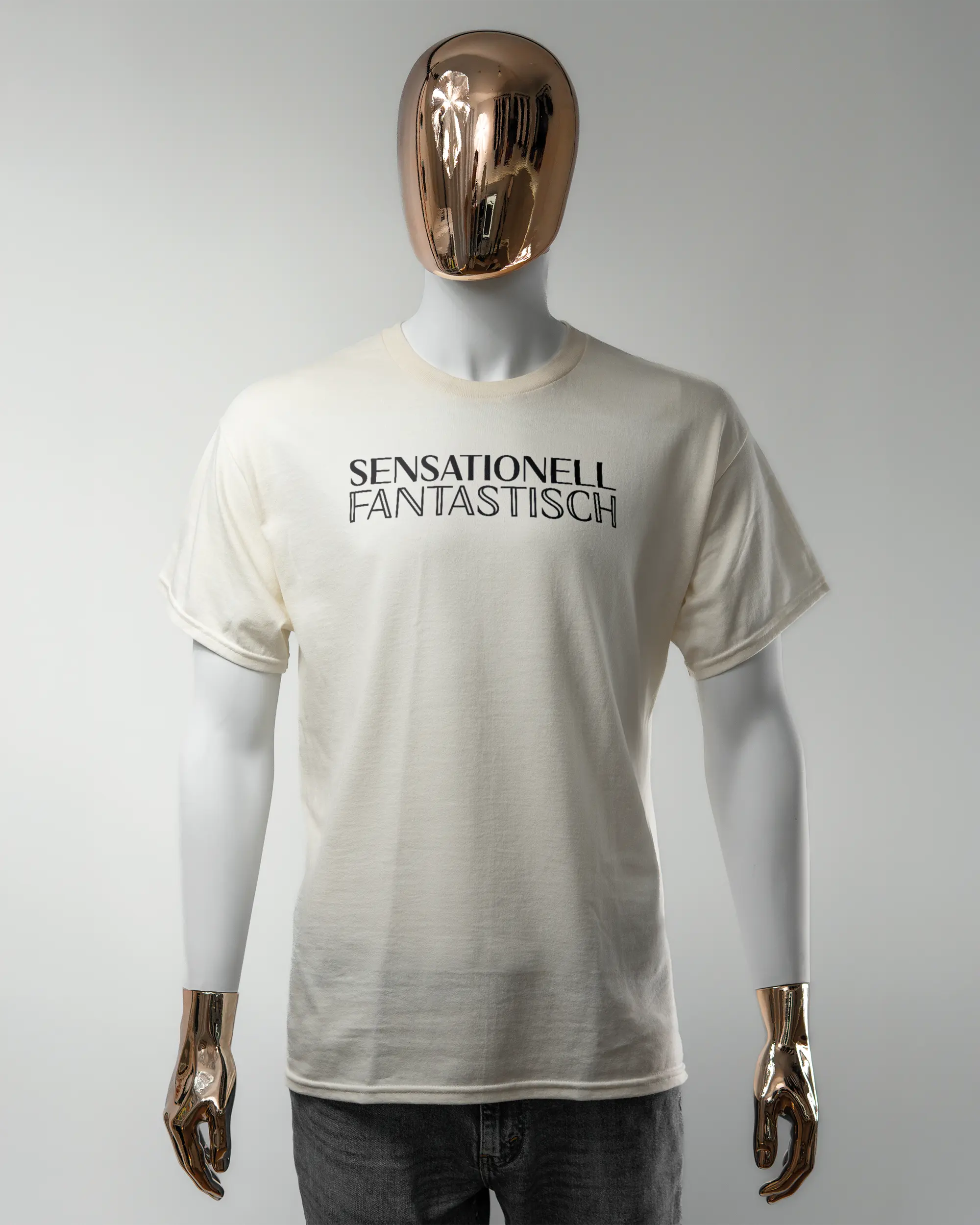 Vorderseite des Basic Unisex T-Shirt Regular von Maondo mit dem Design Sensationell in der Farbe White und in der Größe L getragen von einer maskulinen Puppe