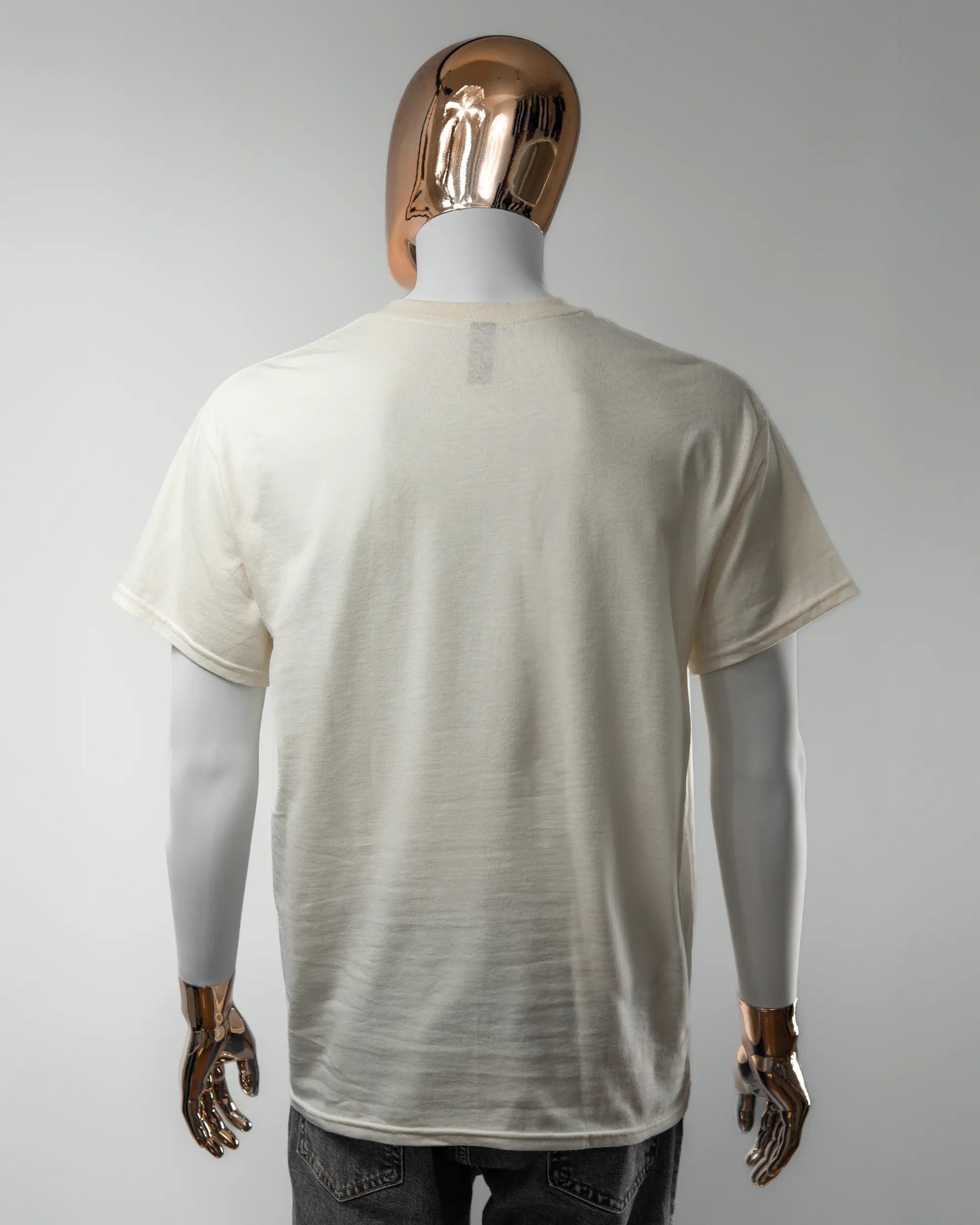 Rückseite des Basic Unisex T-Shirt Regular von Maondo ohne Motiv in der Farbe White und in der Größe L getragen von einer maskulinen Puppe