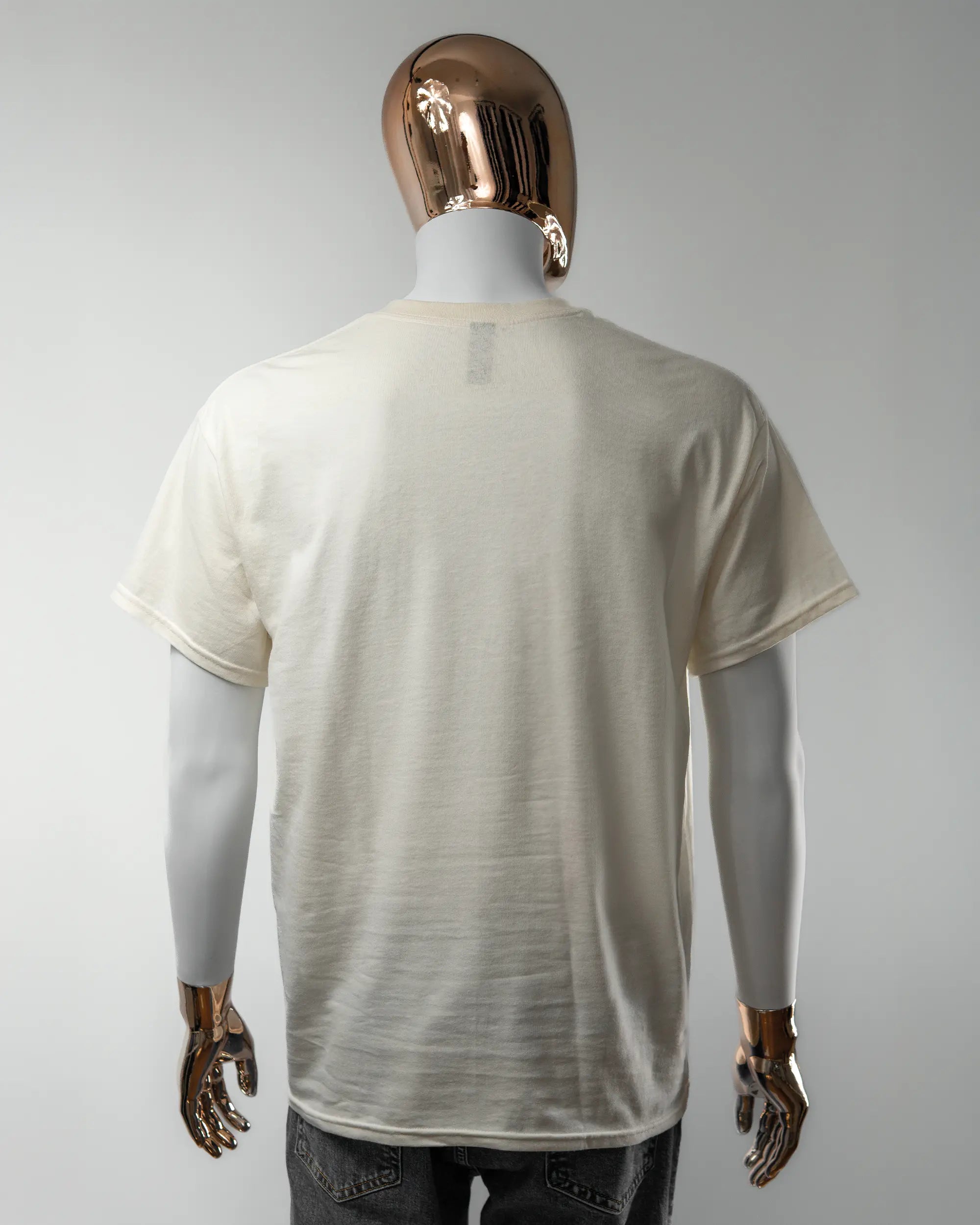 Rückseite des Basic Unisex T-Shirt Regular von Maondo ohne Motiv in der Farbe White und in der Größe L getragen von einer maskulinen Puppe