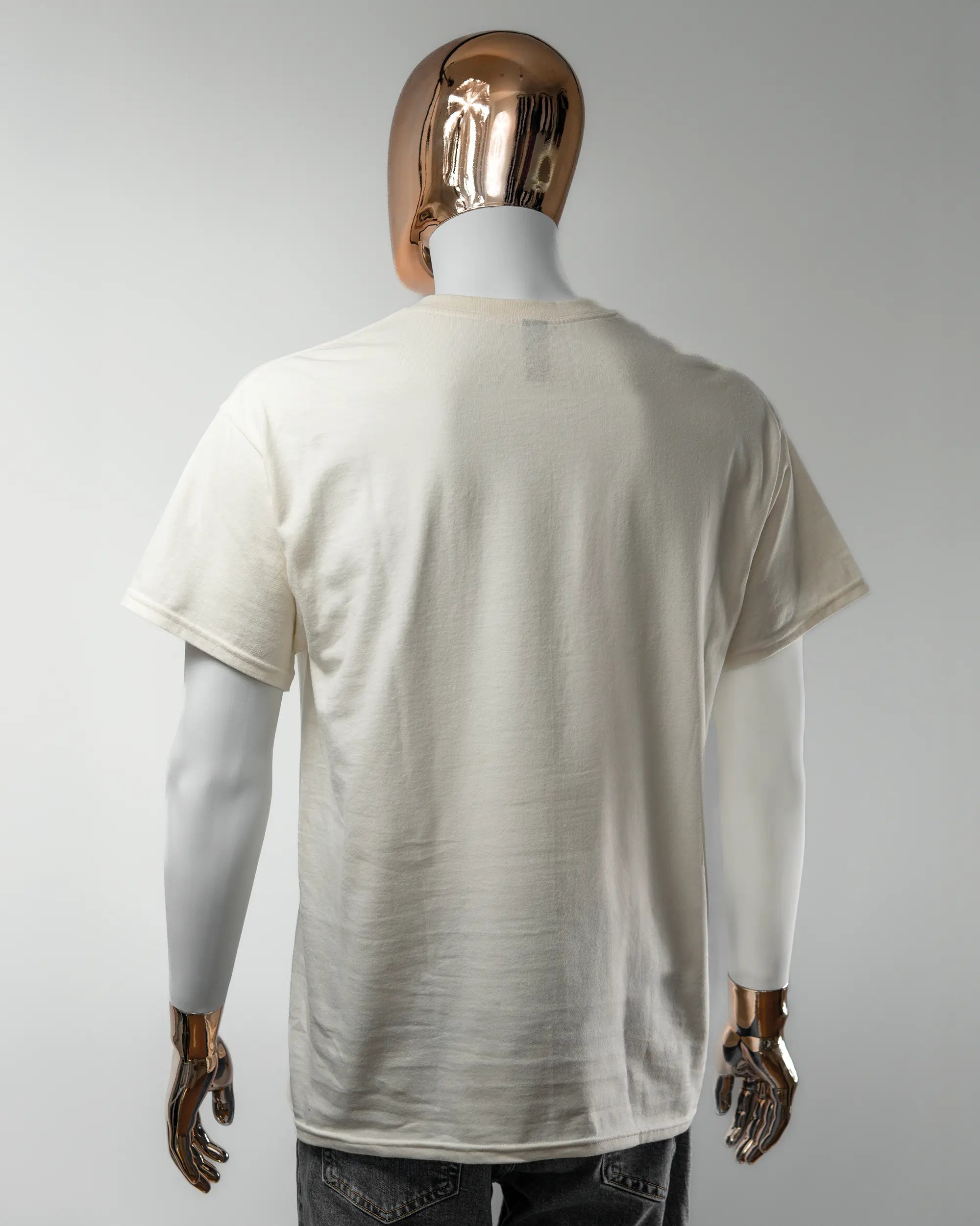 Rückseite des Basic Unisex T-Shirt Regular von Maondo ohne Motiv in der Farbe White und in der Größe L getragen von einer maskulinen Puppe