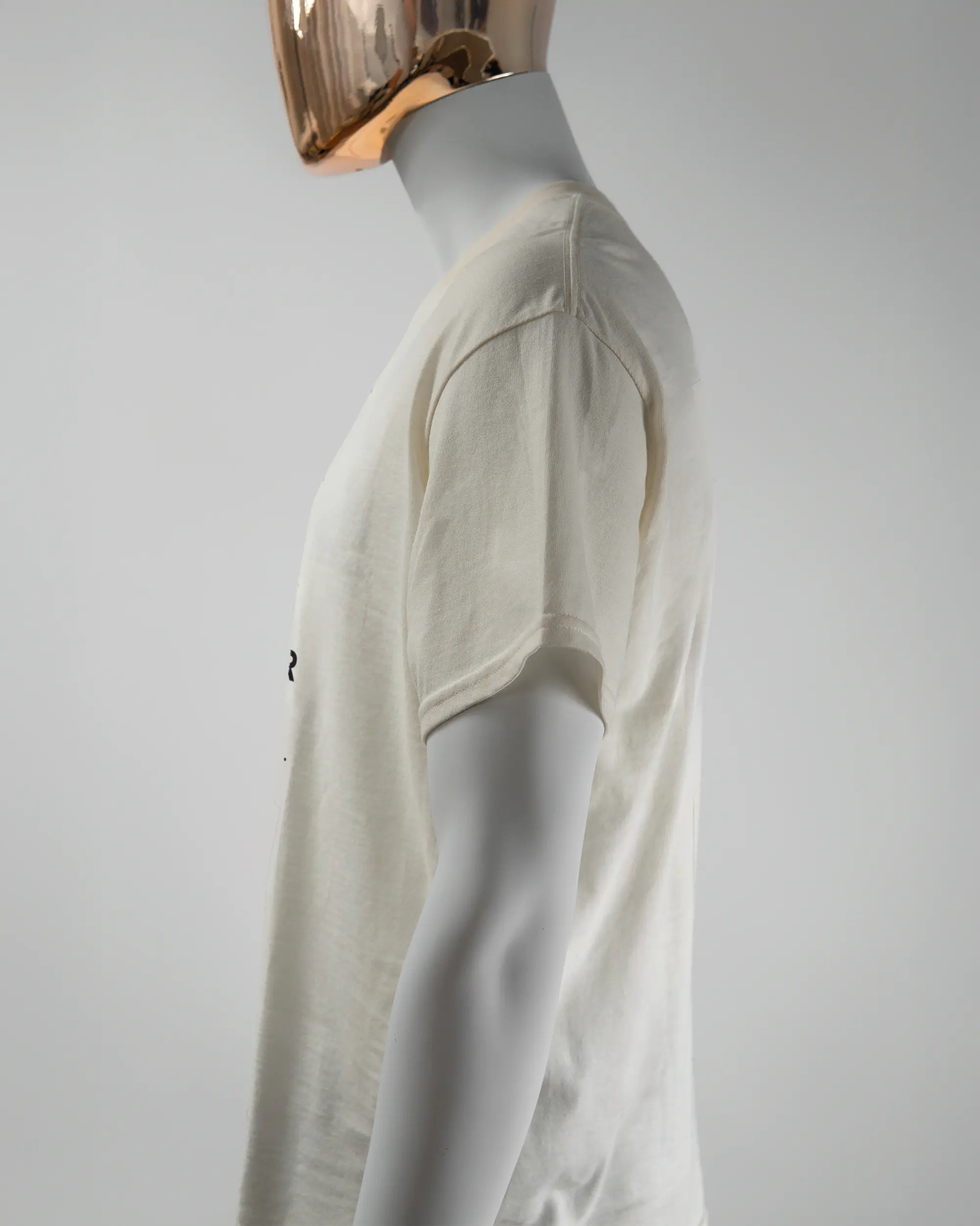 Seitenansicht des Basic Unisex T-Shirt Regular von Maondo mit dem Design Eins nach dem Annern vorne in der Farbe White und in der Größe L getragen von einer maskulinen Puppe