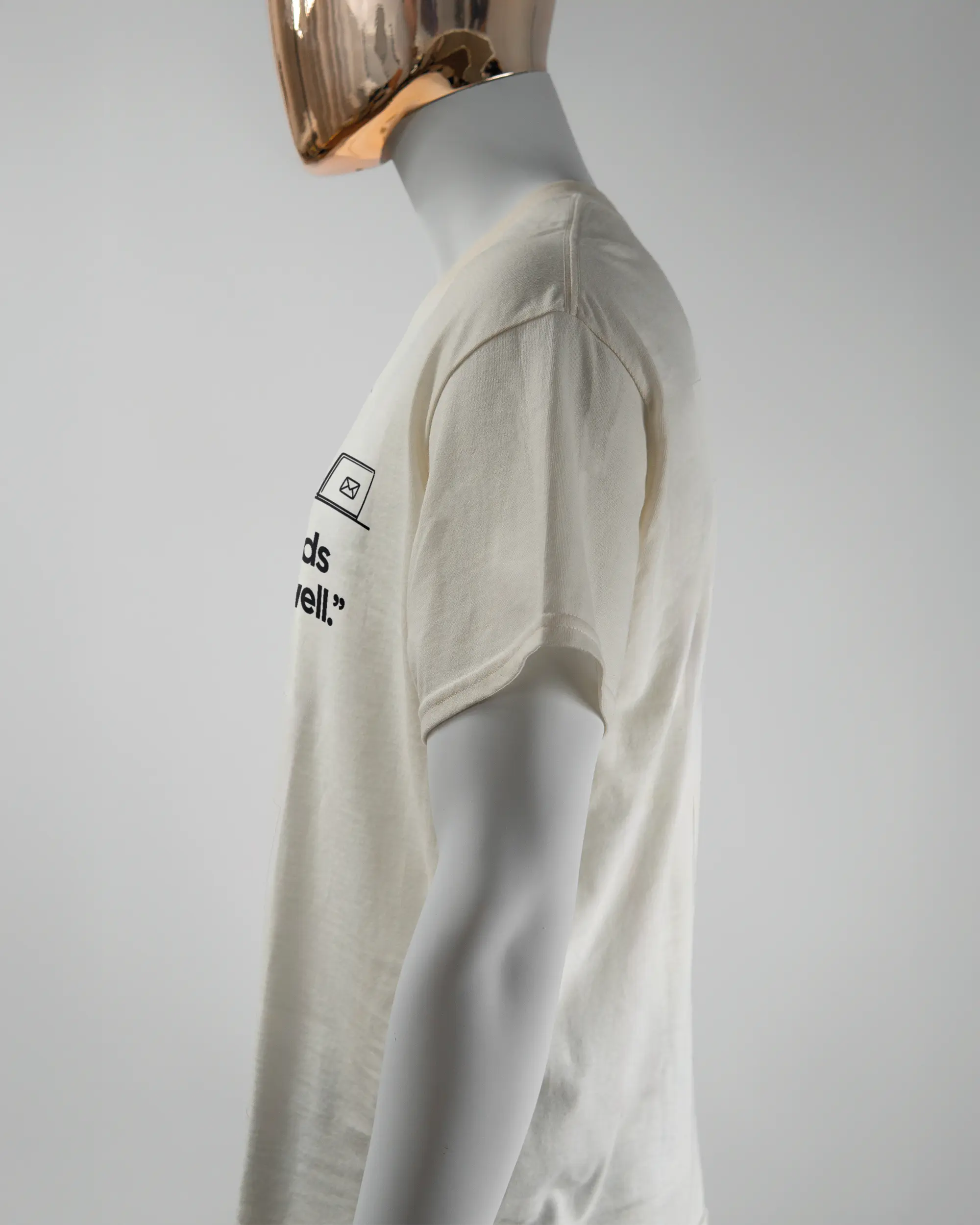 Seitenansicht des Basic Unisex T-Shirt Regular von Maondo mit dem Design Found me not well vorne in der Farbe White und in der Größe L getragen von einer maskulinen Puppe