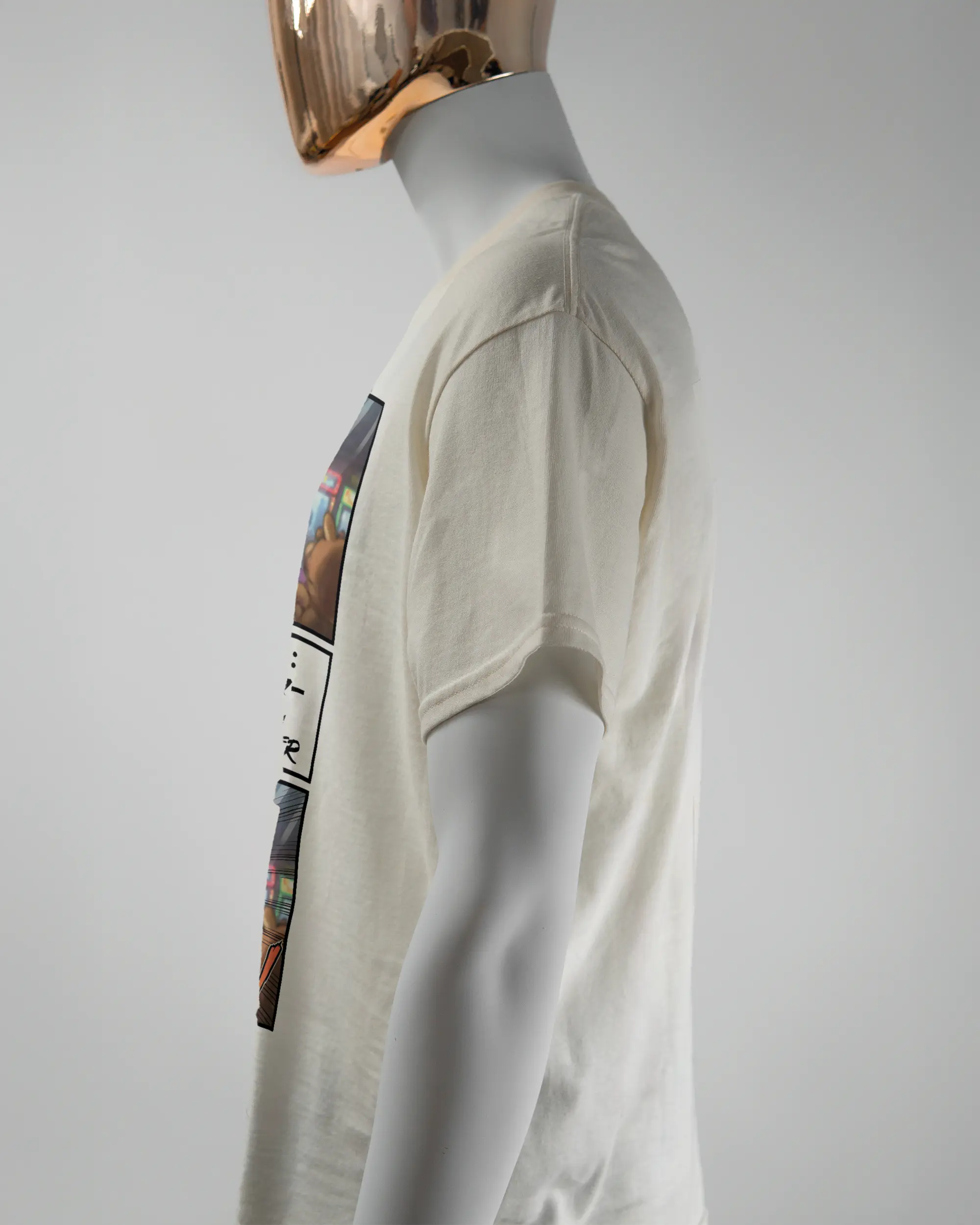 Seitenansicht des Basic Unisex T-Shirt Regular von Maondo mit dem Design Manga Stoff vorne in der Farbe White und in der Größe L getragen von einer maskulinen Puppe