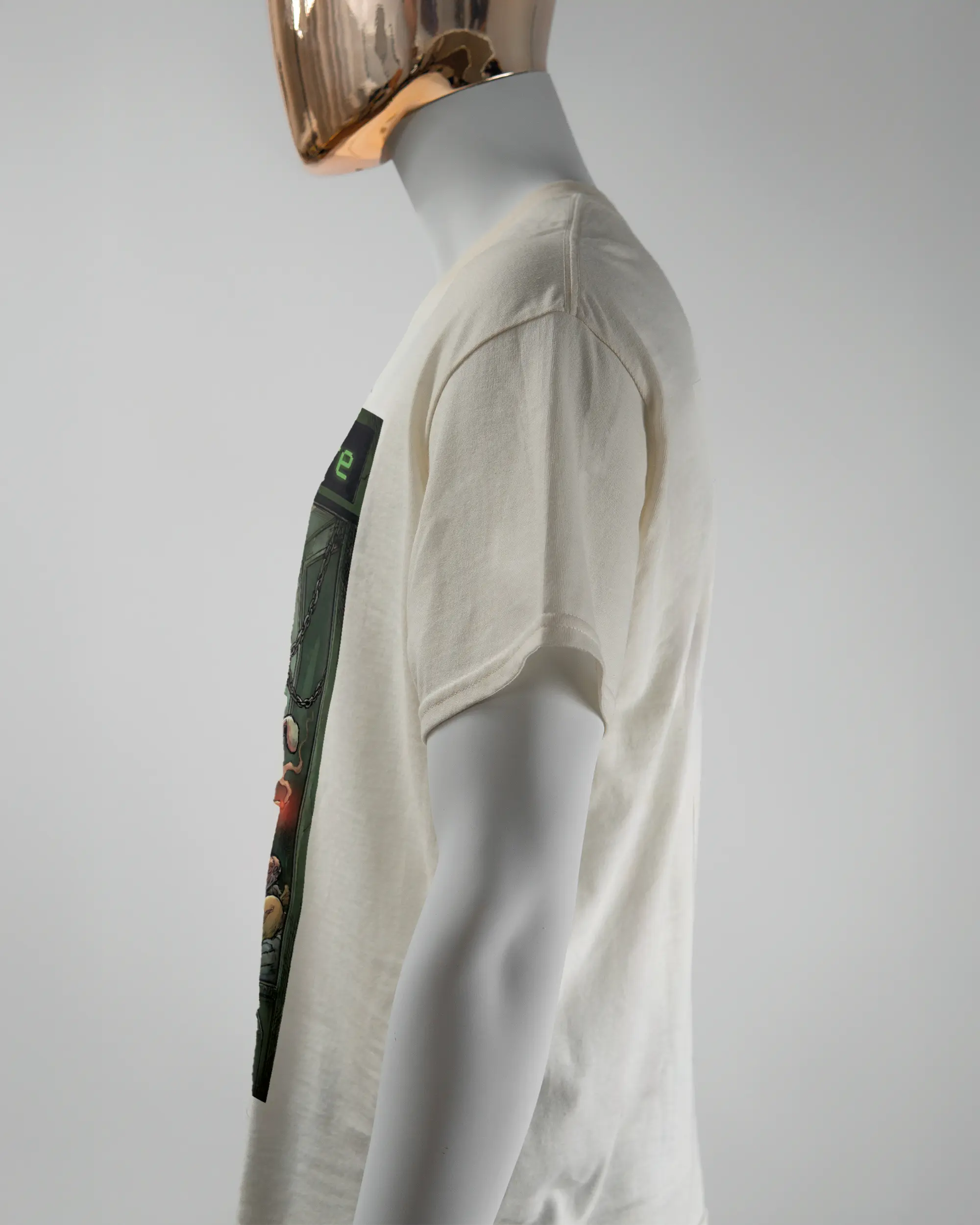 Seitenansicht des Basic Unisex T-Shirt Regular von Maondo mit dem Design Extrabreit vorne in der Farbe White und in der Größe L getragen von einer maskulinen Puppe