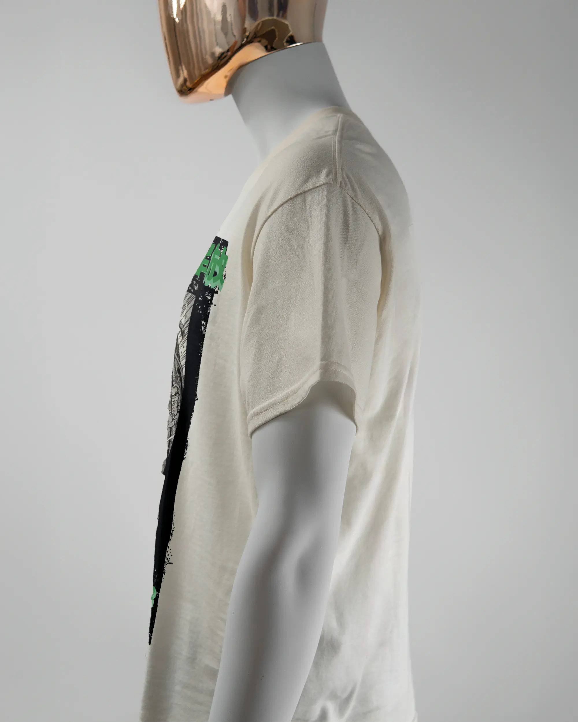 Seitenansicht des Basic Unisex T-Shirt Regular von Maondo mit dem Design Save 1 Stofftier vorne in der Farbe White und in der Größe L getragen von einer maskulinen Puppe