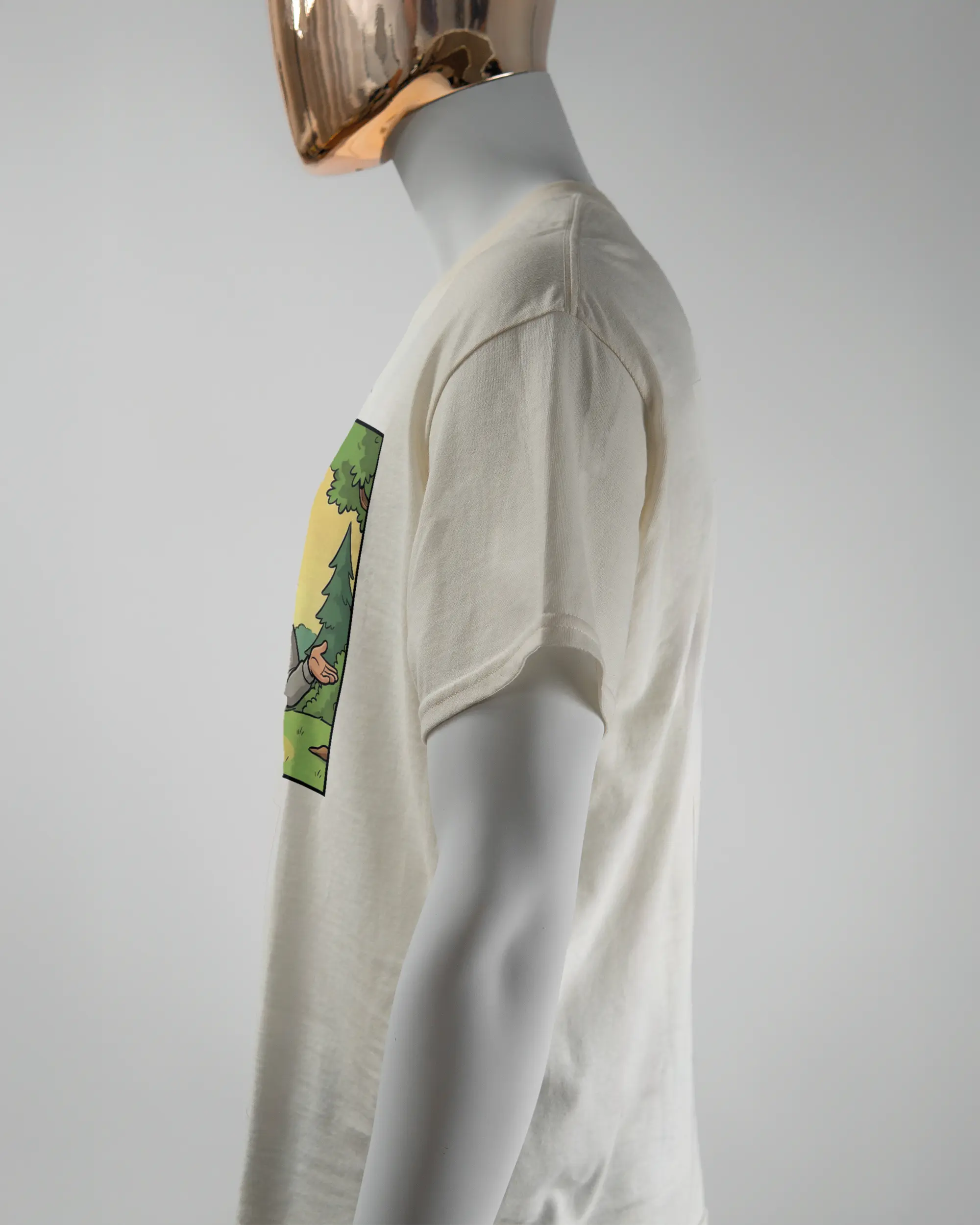 Seitenansicht des Basic Unisex T-Shirt Regular von Maondo mit dem Design Vollspannung vorne in der Farbe White und in der Größe L getragen von einer maskulinen Puppe