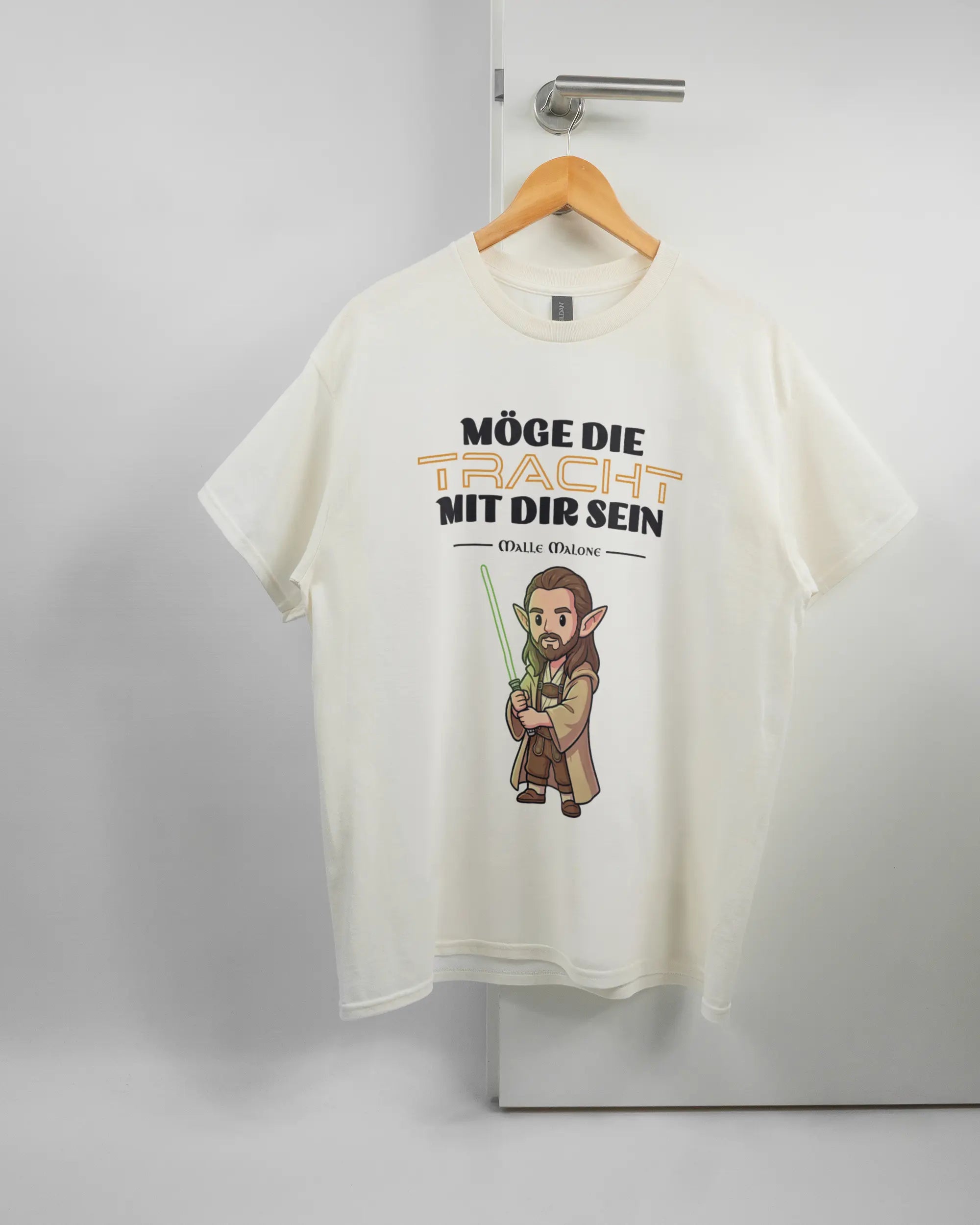 Vorderseite des Basic Unisex T-Shirt Regular von Maondo mit dem Design Tracht mit dir in der Farbe White und in der Größe L auf einem Bügel an der Türklinke aufgehängt