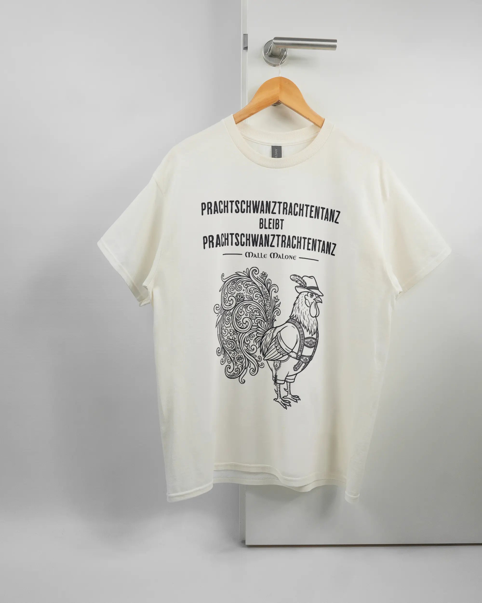 Vorderseite des Basic Unisex T-Shirt Regular von Maondo mit dem Design Trachtentanz in der Farbe White und in der Größe L auf einem Bügel an der Türklinke aufgehängt