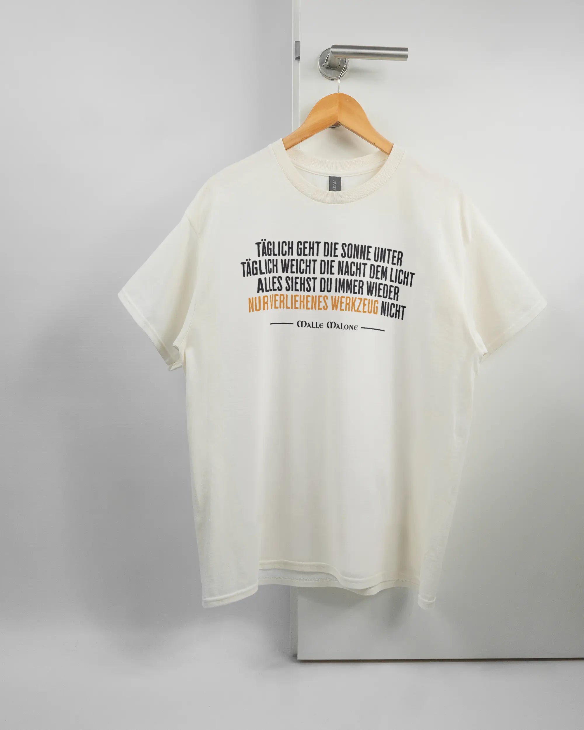 Vorderseite des Basic Unisex T-Shirt Regular von Maondo mit dem Design Wegzeug in der Farbe White und in der Größe L auf einem Bügel an der Türklinke aufgehängt