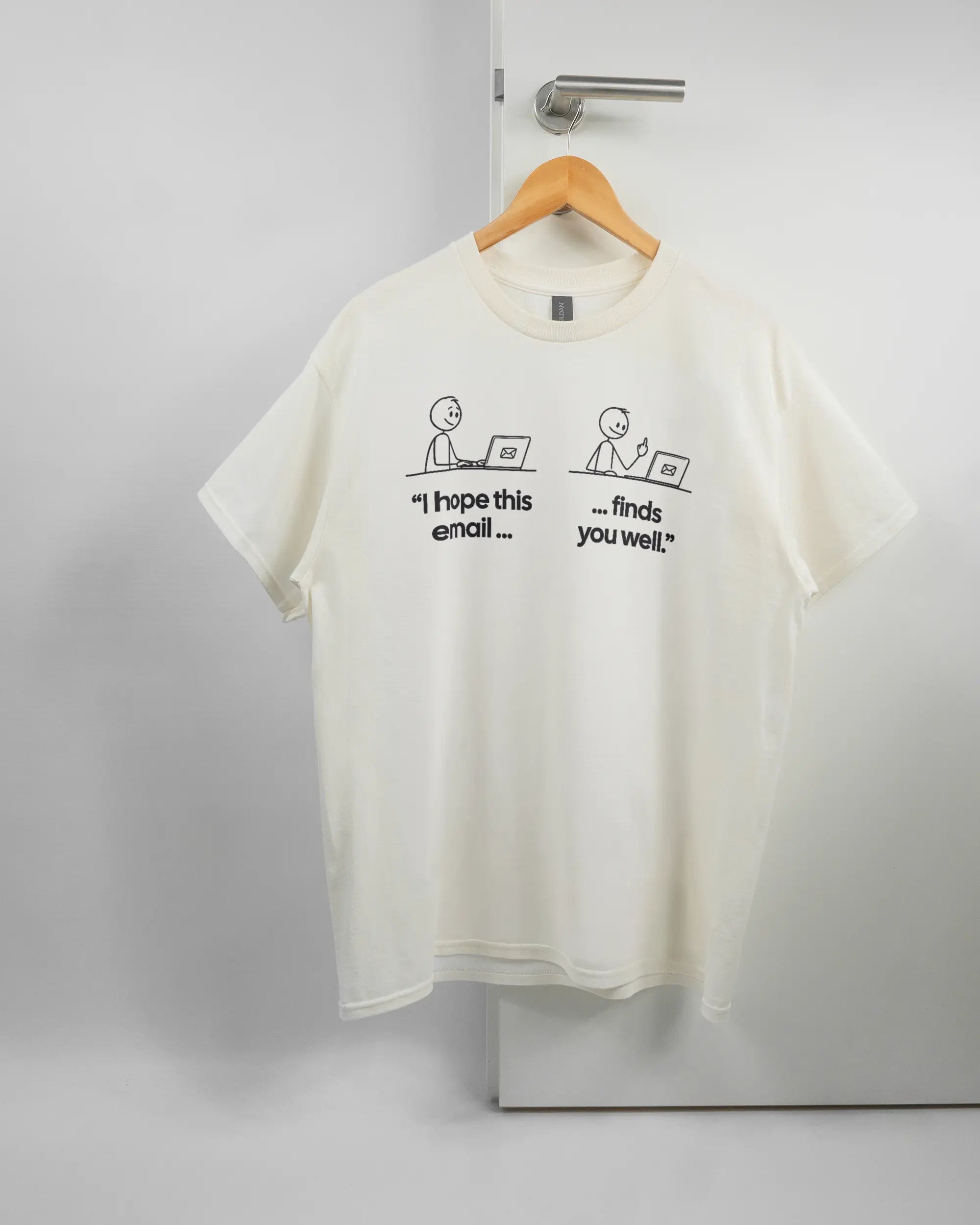 Vorderseite des Basic Unisex T-Shirt Regular von Maondo mit dem Design Found me not well in der Farbe White und in der Größe L auf einem Bügel an der Türklinke aufgehängt