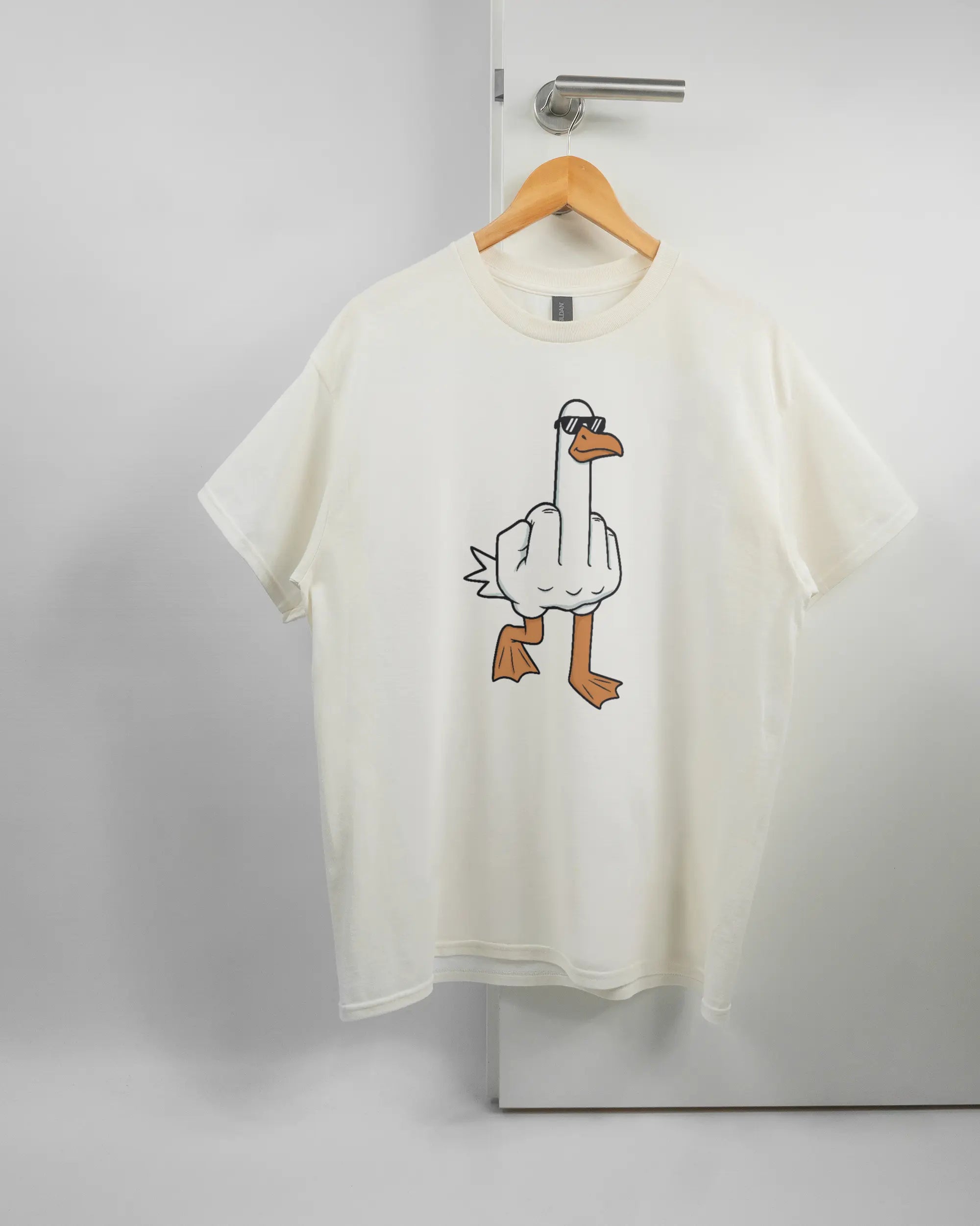 Vorderseite des Basic Unisex T-Shirt Regular von Maondo mit dem Design I give a duck in der Farbe White und in der Größe L auf einem Bügel an der Türklinke aufgehängt