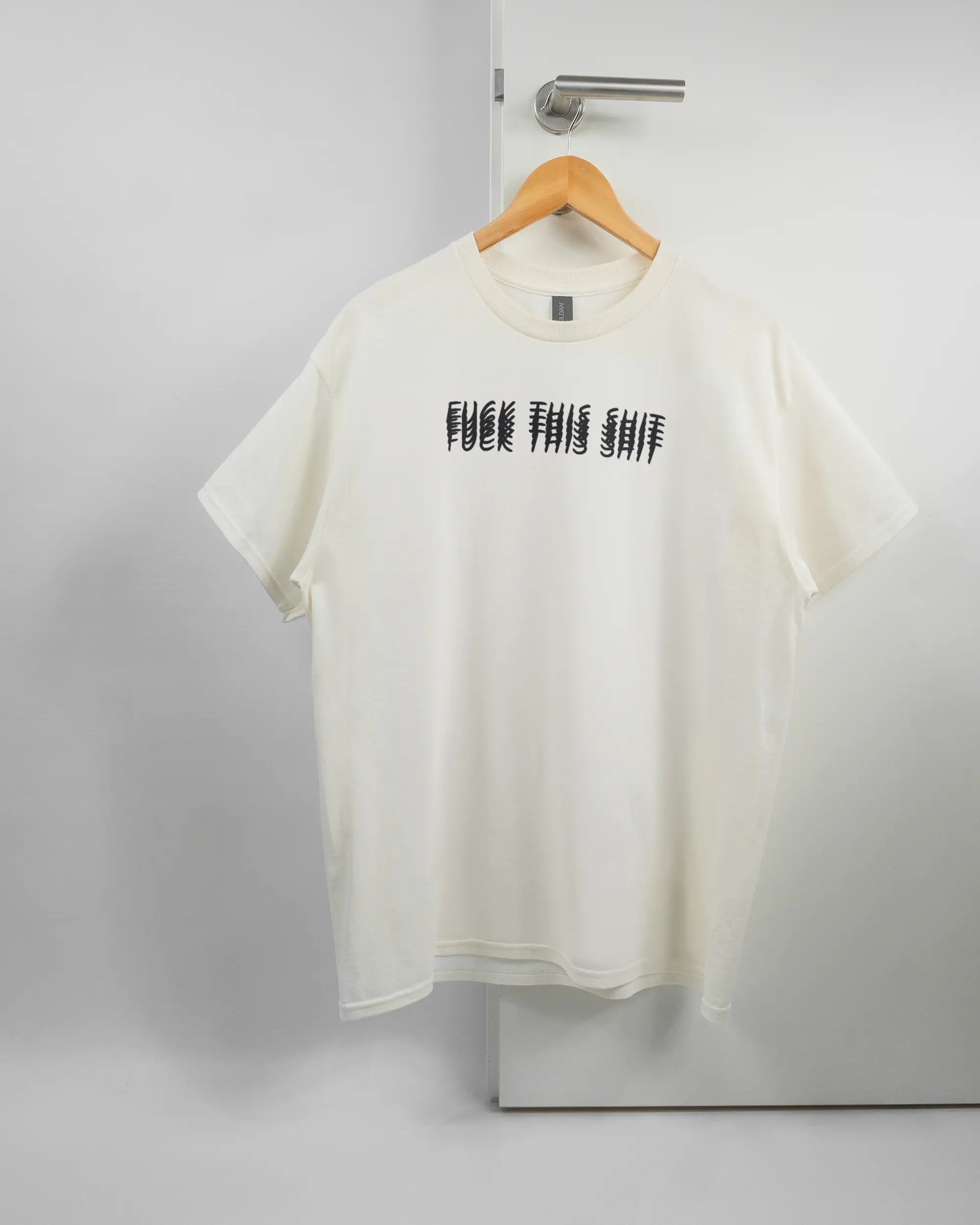 Vorderseite des Basic Unisex T-Shirt Regular von Maondo mit dem Design Hidden Message in der Farbe White und in der Größe L auf einem Bügel an der Türklinke aufgehängt