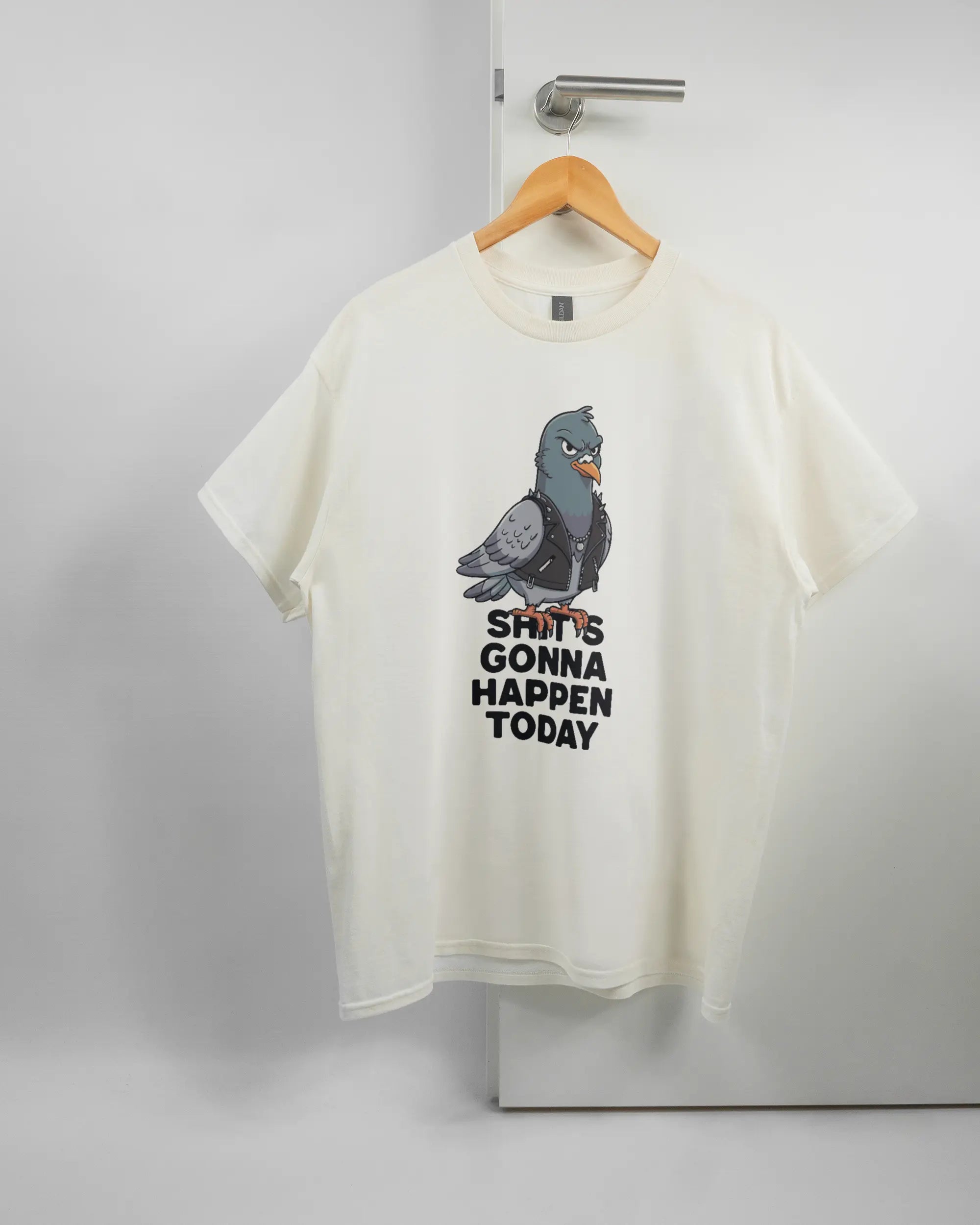 Vorderseite des Basic Unisex T-Shirt Regular von Maondo mit dem Design Pigeon Pun in der Farbe White und in der Größe L auf einem Bügel an der Türklinke aufgehängt
