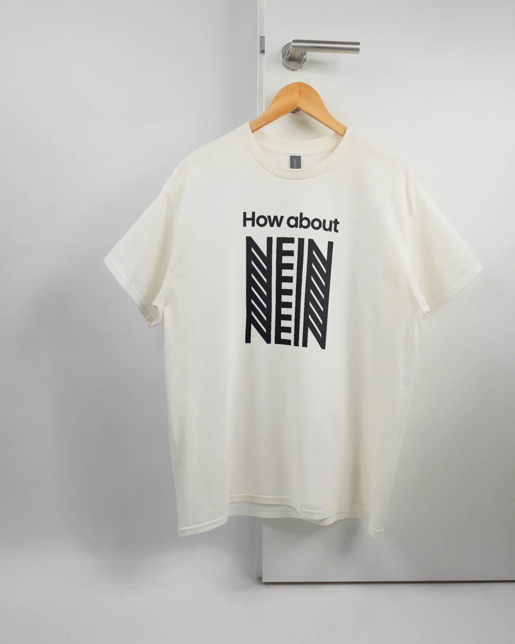 Vorderseite des Basic Unisex T-Shirt Regular von Maondo mit dem Design How about nein in der Farbe White und in der Größe L auf einem Bügel an der Türklinke aufgehängt