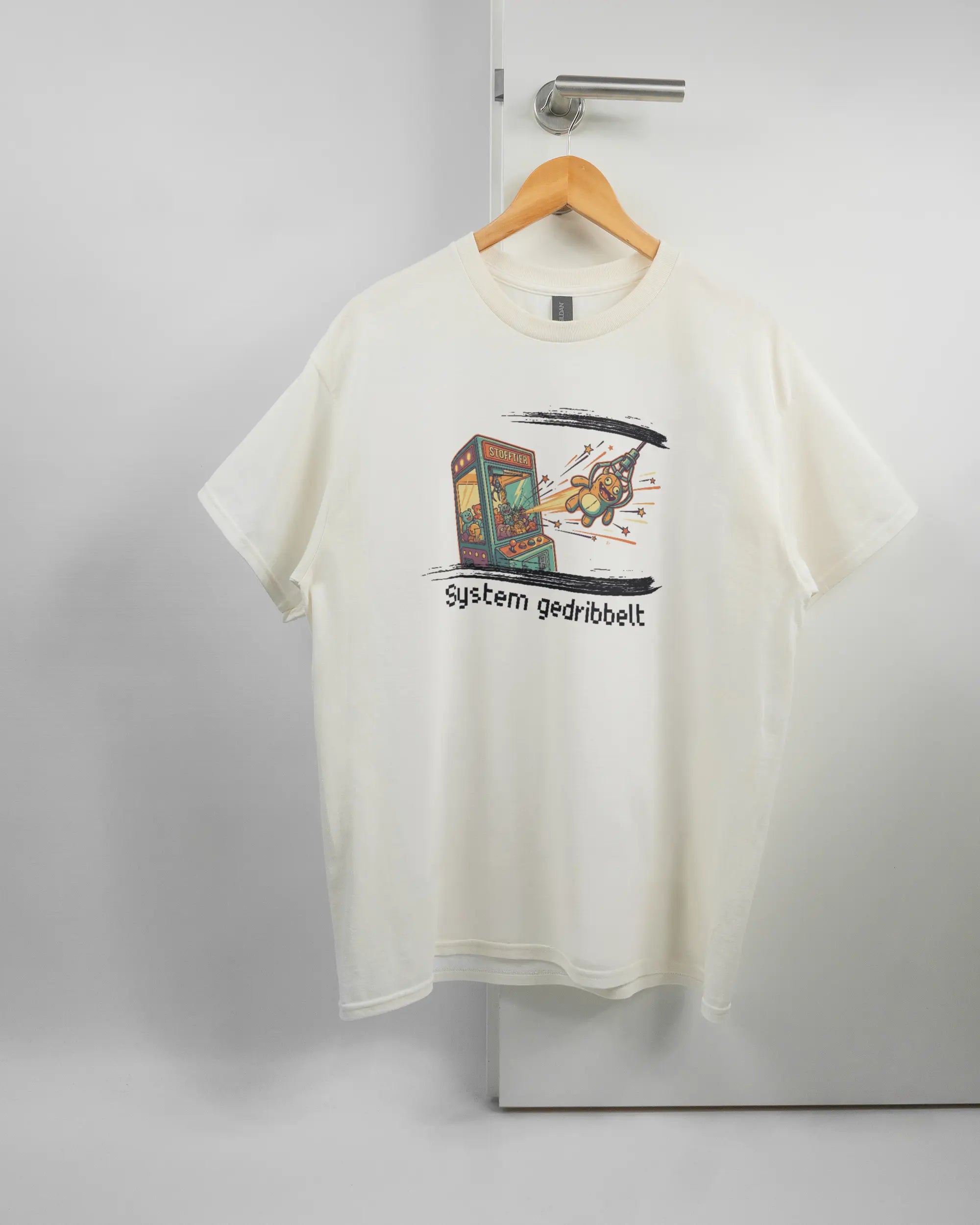 Vorderseite des Basic Unisex T-Shirt Regular von Maondo mit dem Design System gedribbelt in der Farbe White und in der Größe L auf einem Bügel an der Türklinke aufgehängt