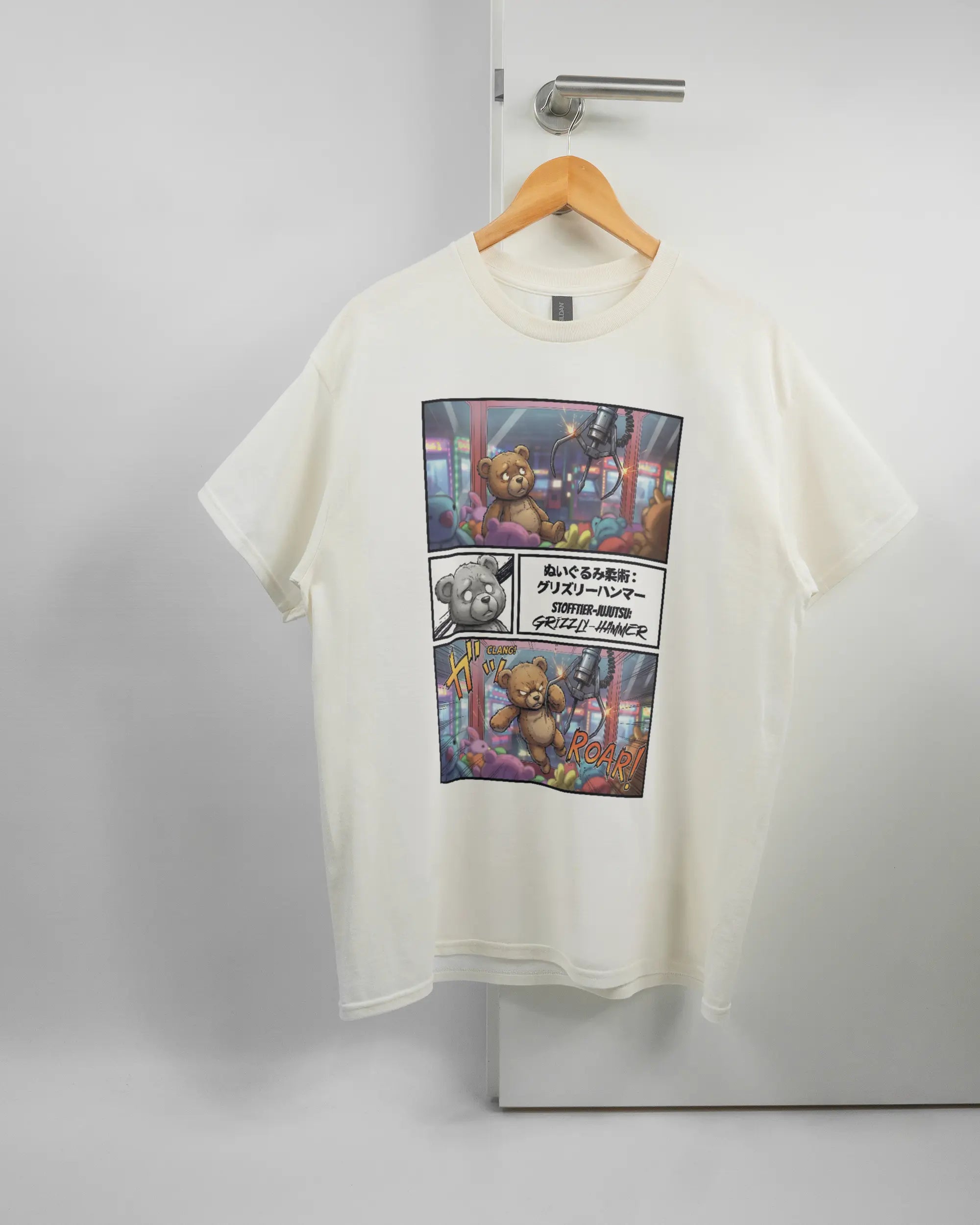 Vorderseite des Basic Unisex T-Shirt Regular von Maondo mit dem Design Manga Stoff in der Farbe White und in der Größe L auf einem Bügel an der Türklinke aufgehängt
