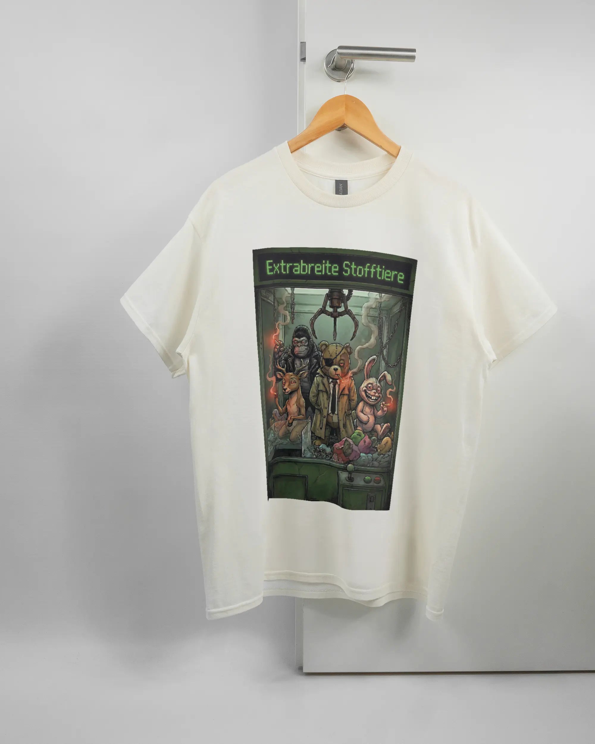 Vorderseite des Basic Unisex T-Shirt Regular von Maondo mit dem Design Extrabreit in der Farbe White und in der Größe L auf einem Bügel an der Türklinke aufgehängt