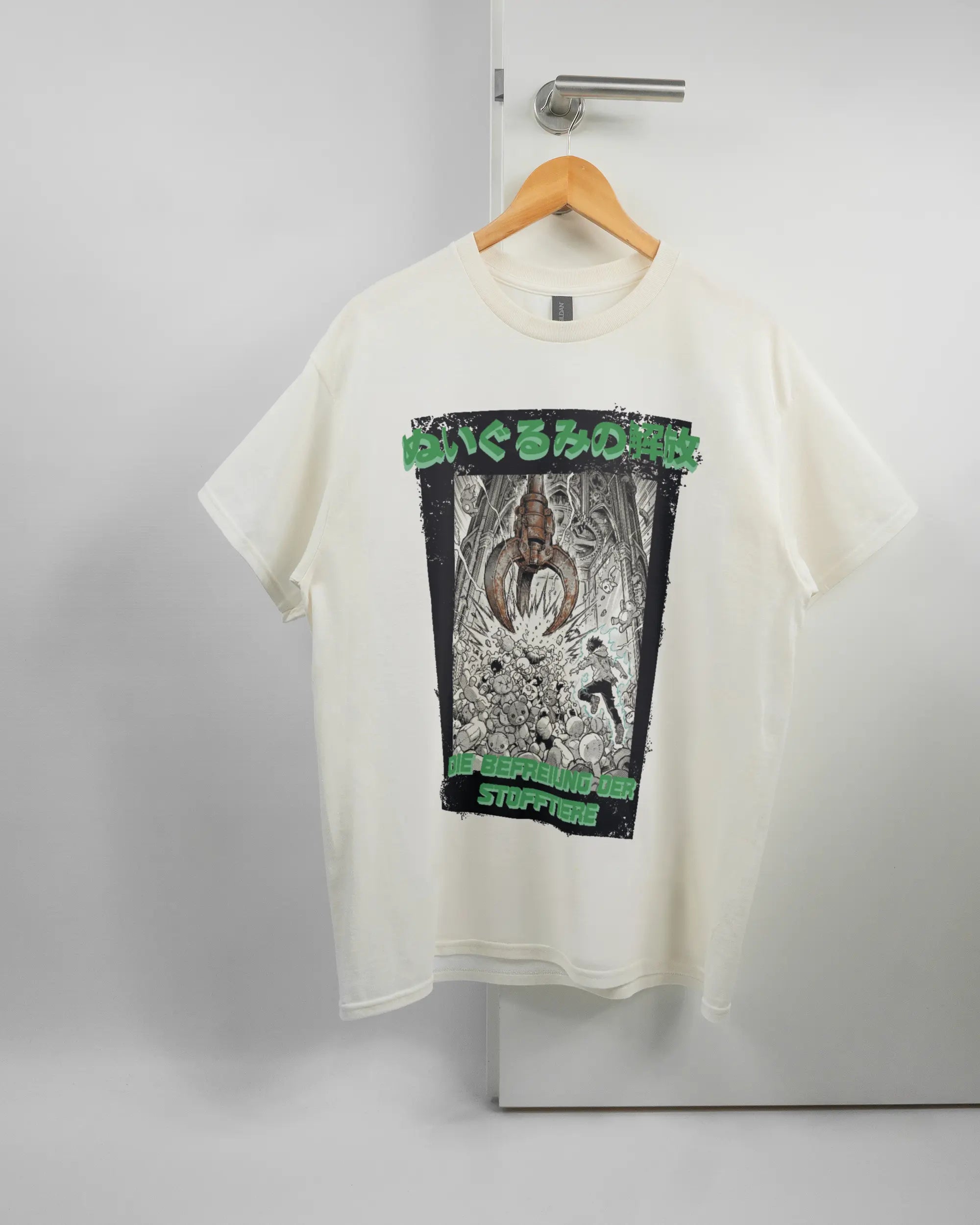 Vorderseite des Basic Unisex T-Shirt Regular von Maondo mit dem Design Save 1 Stofftier in der Farbe White und in der Größe L auf einem Bügel an der Türklinke aufgehängt