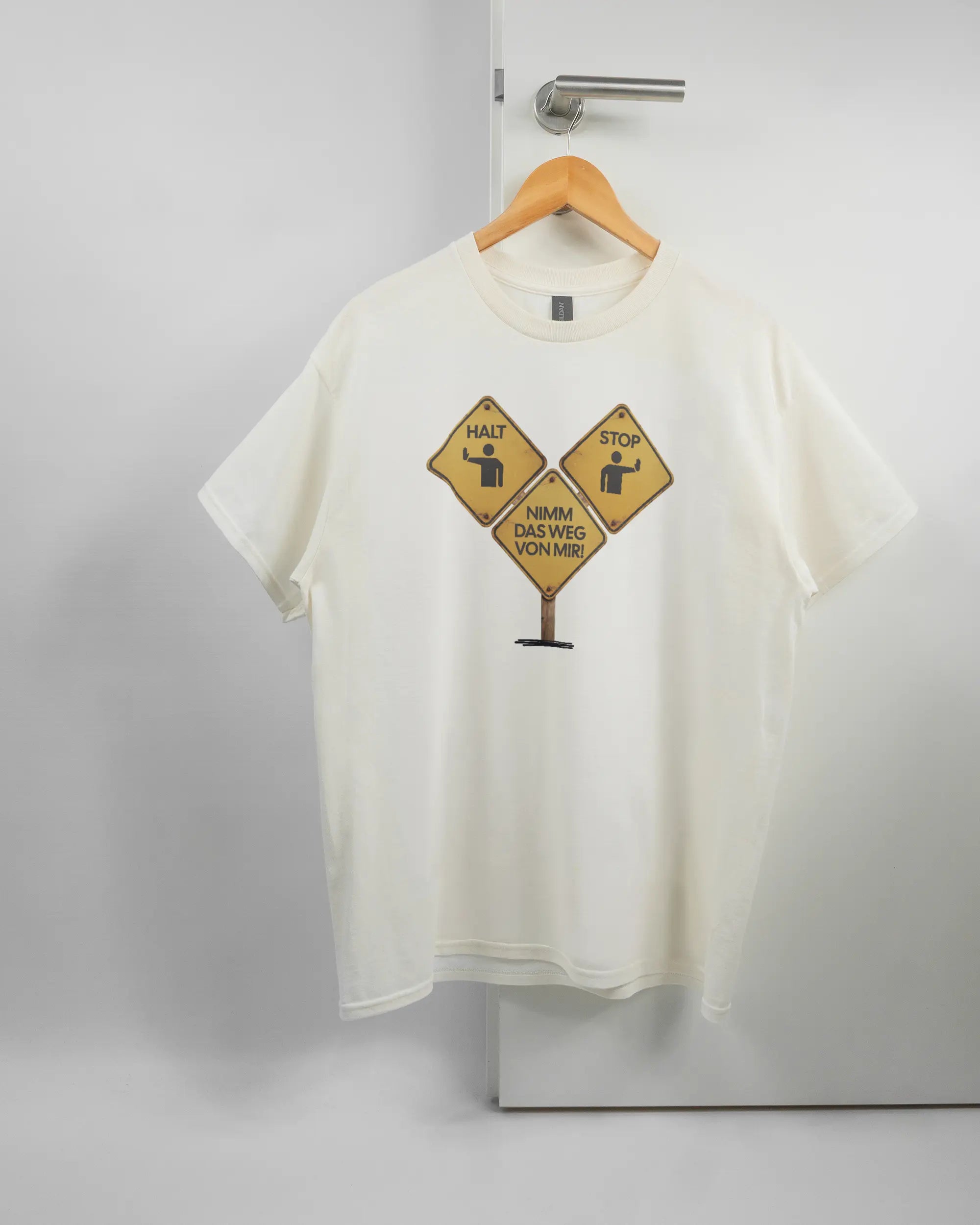 Vorderseite des Basic Unisex T-Shirt Regular von Maondo mit dem Design Schutzschild in der Farbe White und in der Größe L auf einem Bügel an der Türklinke aufgehängt