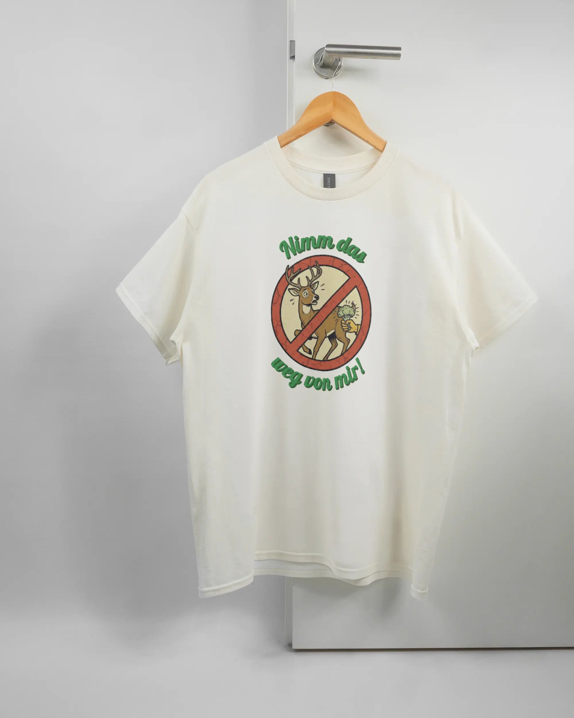 Vorderseite des Basic Unisex T-Shirt Regular von Maondo mit dem Design Reh weg in der Farbe White und in der Größe L auf einem Bügel an der Türklinke aufgehängt