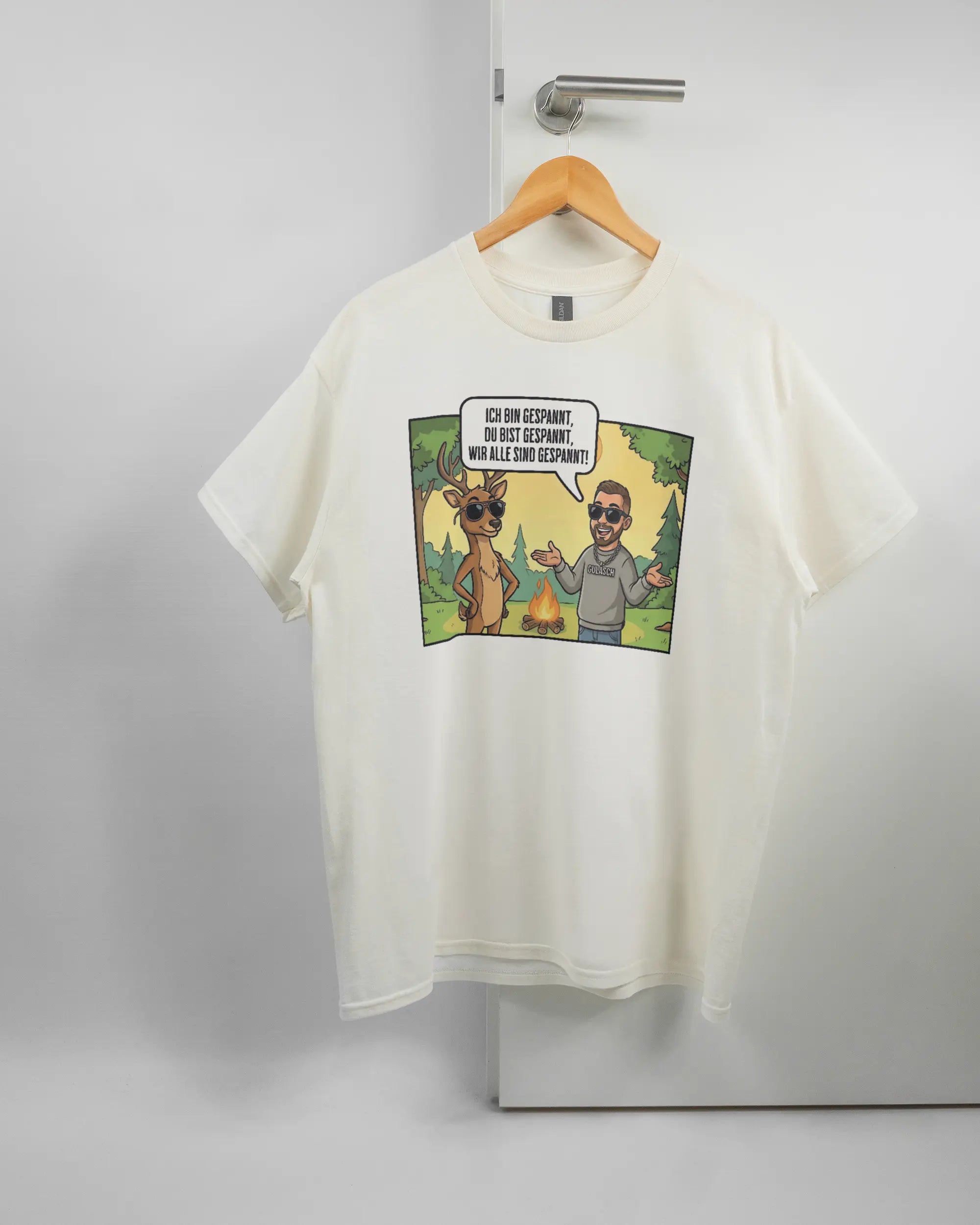 Vorderseite des Basic Unisex T-Shirt Regular von Maondo mit dem Design Vollspannung in der Farbe White und in der Größe L auf einem Bügel an der Türklinke aufgehängt