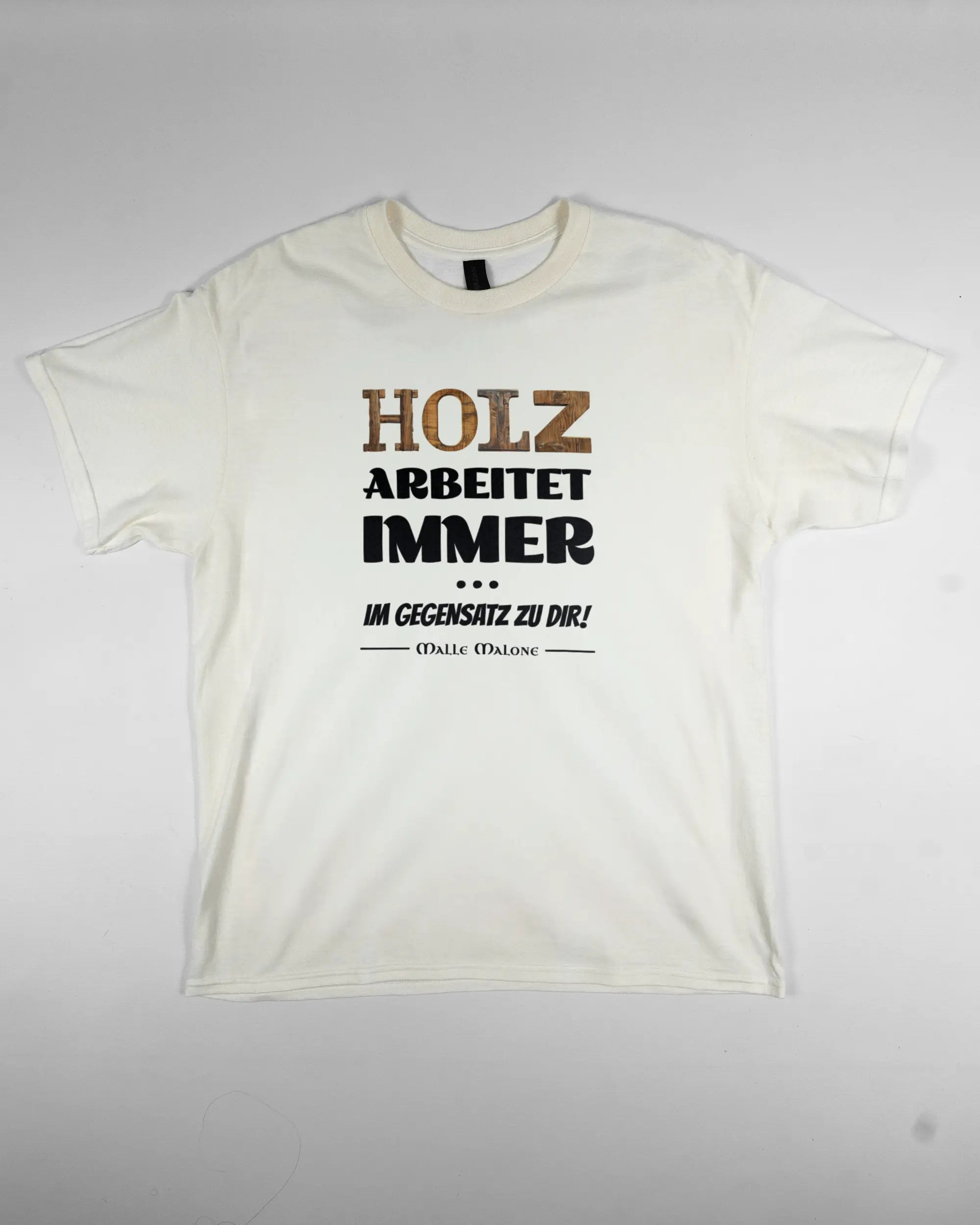 Vorderseite des Basic Unisex T-Shirt Regular von Maondo mit dem Design Holzarbeit in der Farbe White und in der Größe L flach auf den Boden gelegt