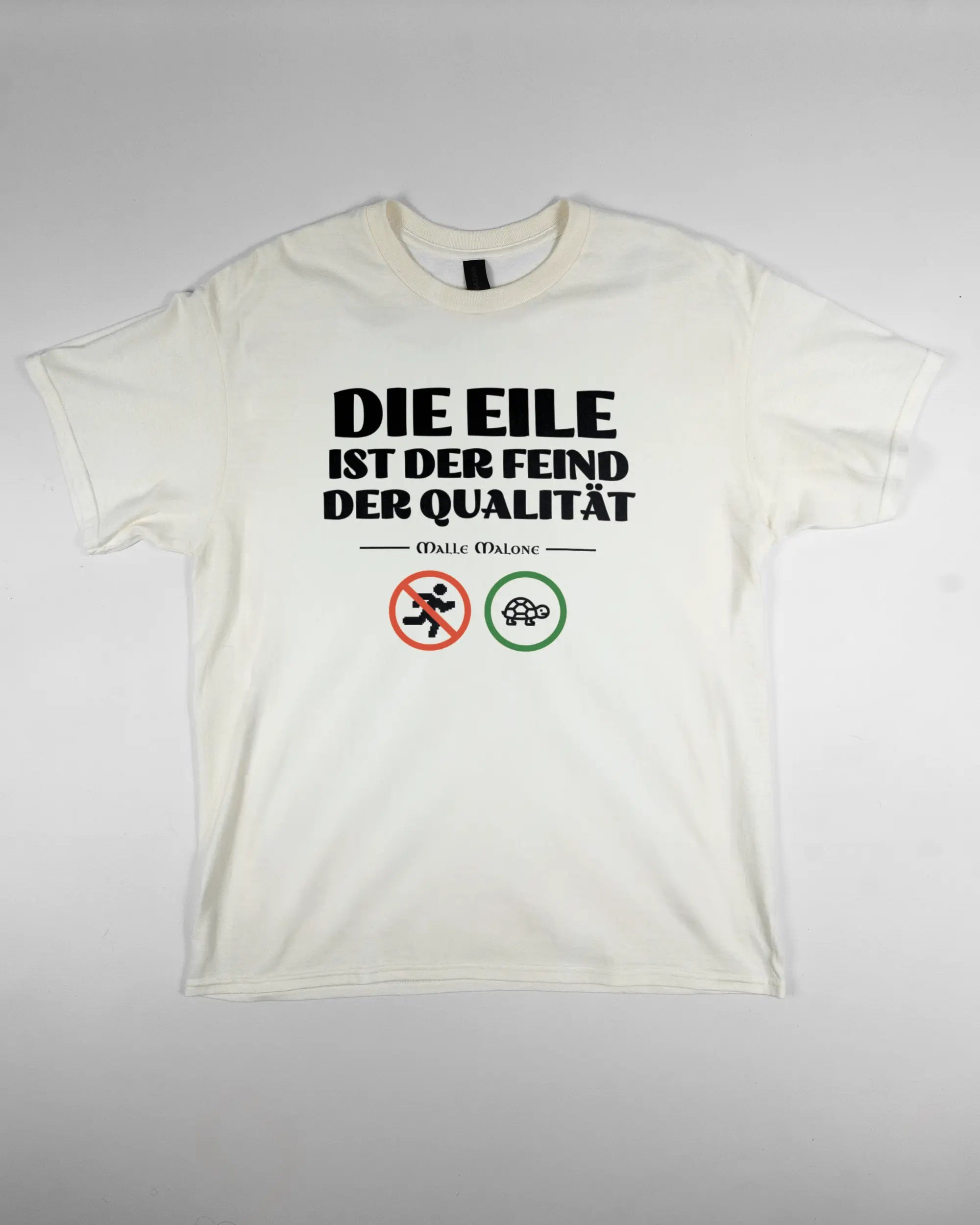 Vorderseite des Basic Unisex T-Shirt Regular von Maondo mit dem Design Keine Eile in der Farbe White und in der Größe L flach auf den Boden gelegt