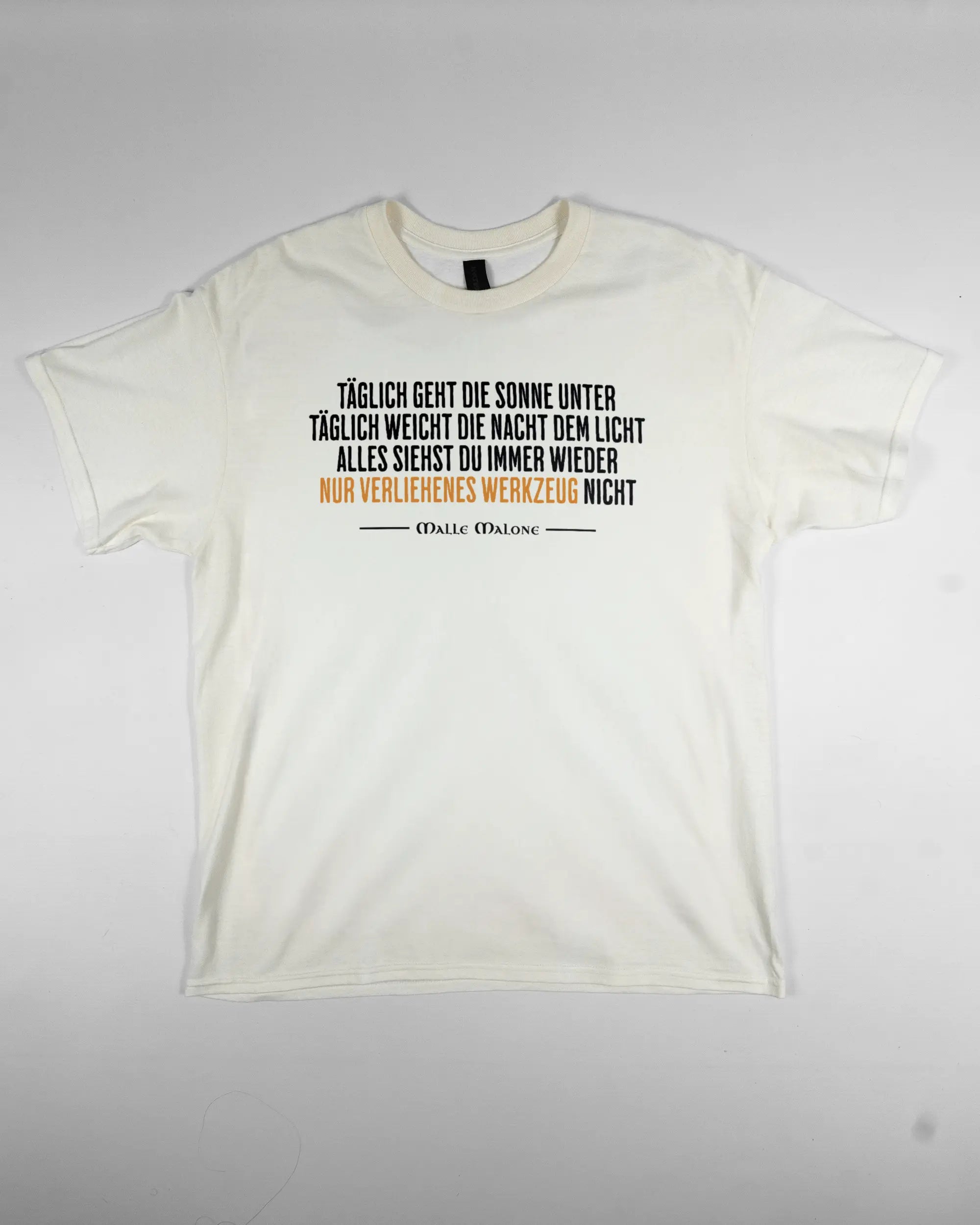 Vorderseite des Basic Unisex T-Shirt Regular von Maondo mit dem Design Wegzeug in der Farbe White und in der Größe L flach auf den Boden gelegt