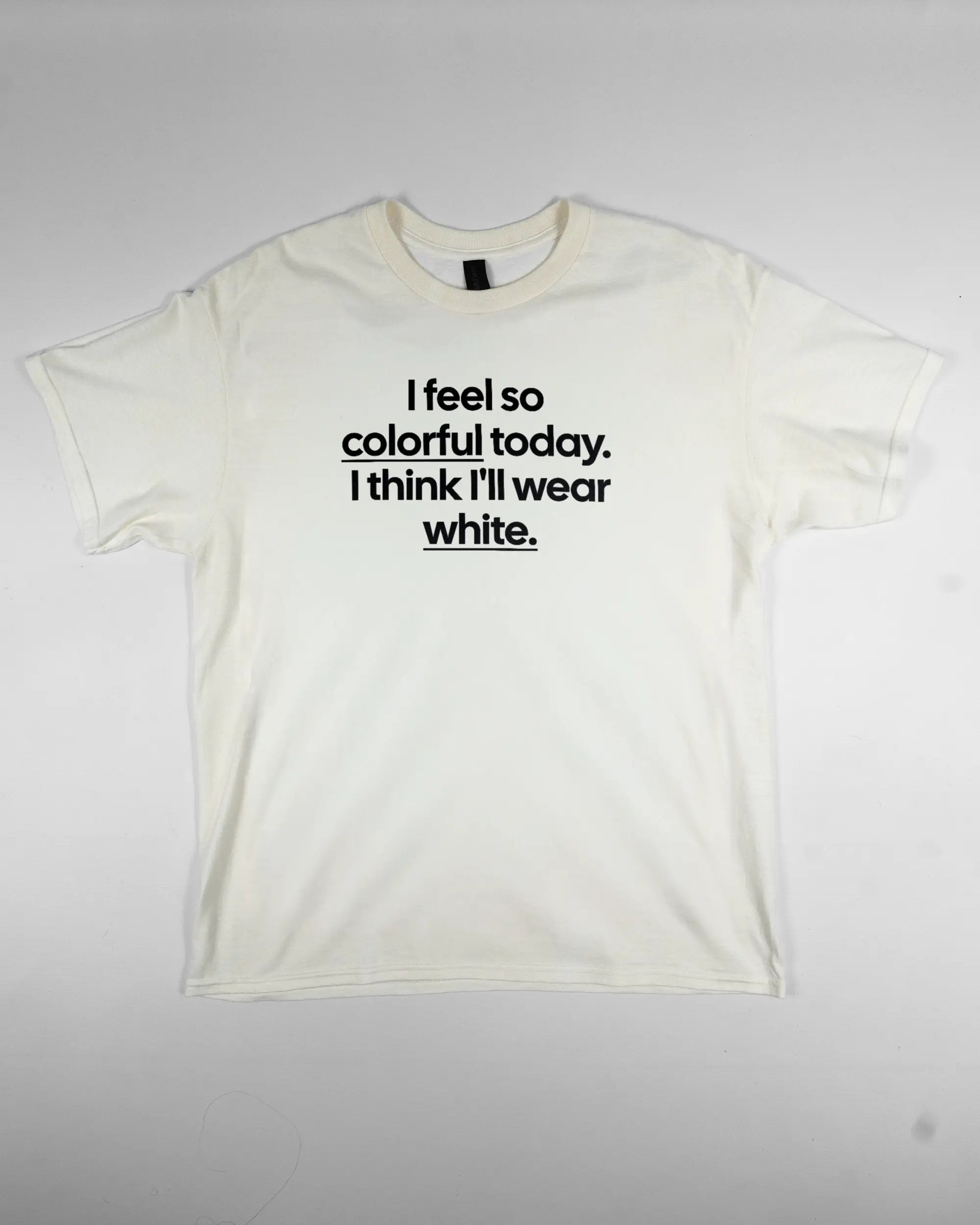 Vorderseite des Basic Unisex T-Shirt Regular von Maondo mit dem Design Colorful Day in der Farbe White und in der Größe L flach auf den Boden gelegt
