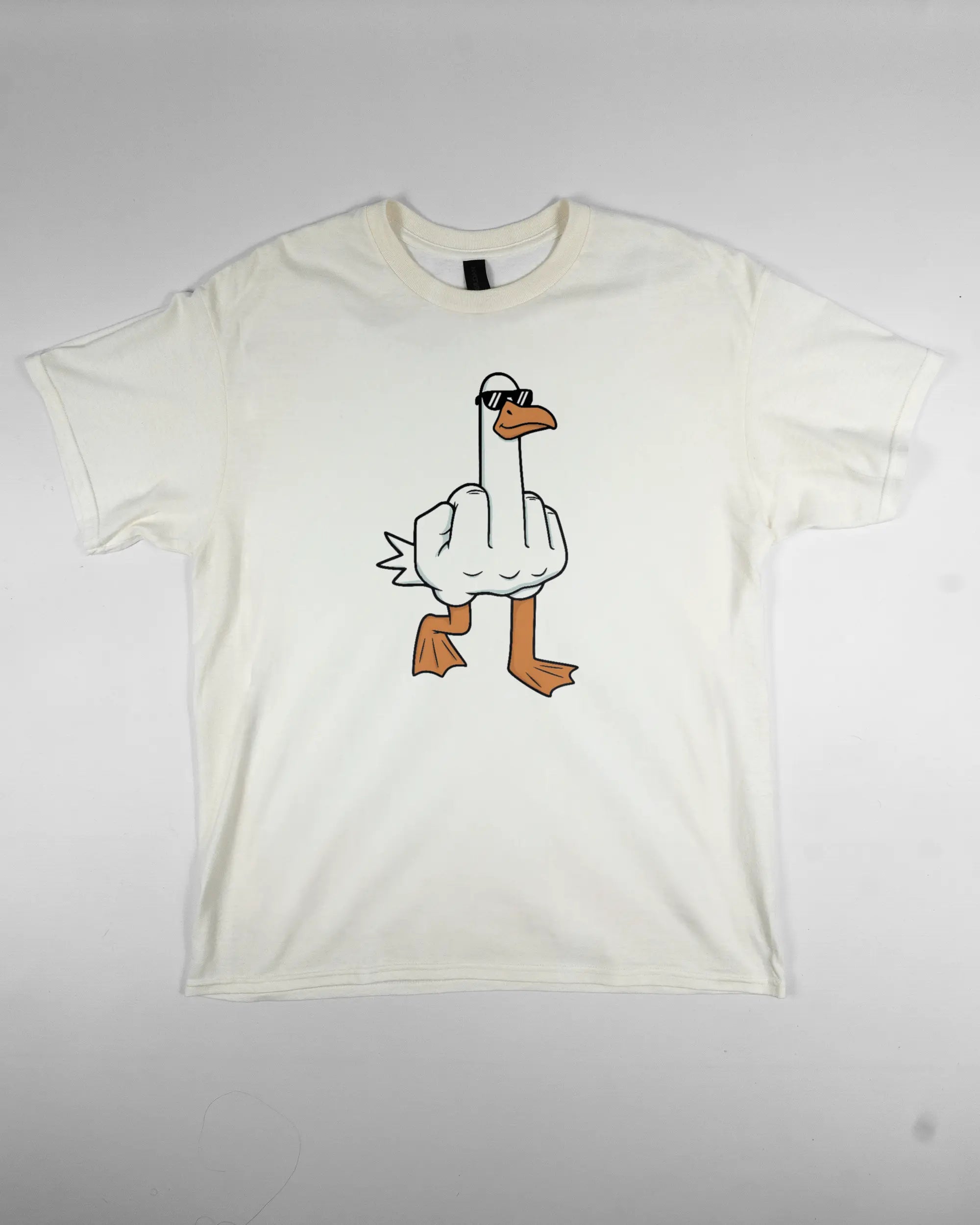 Vorderseite des Basic Unisex T-Shirt Regular von Maondo mit dem Design I give a duck in der Farbe White und in der Größe L flach auf den Boden gelegt