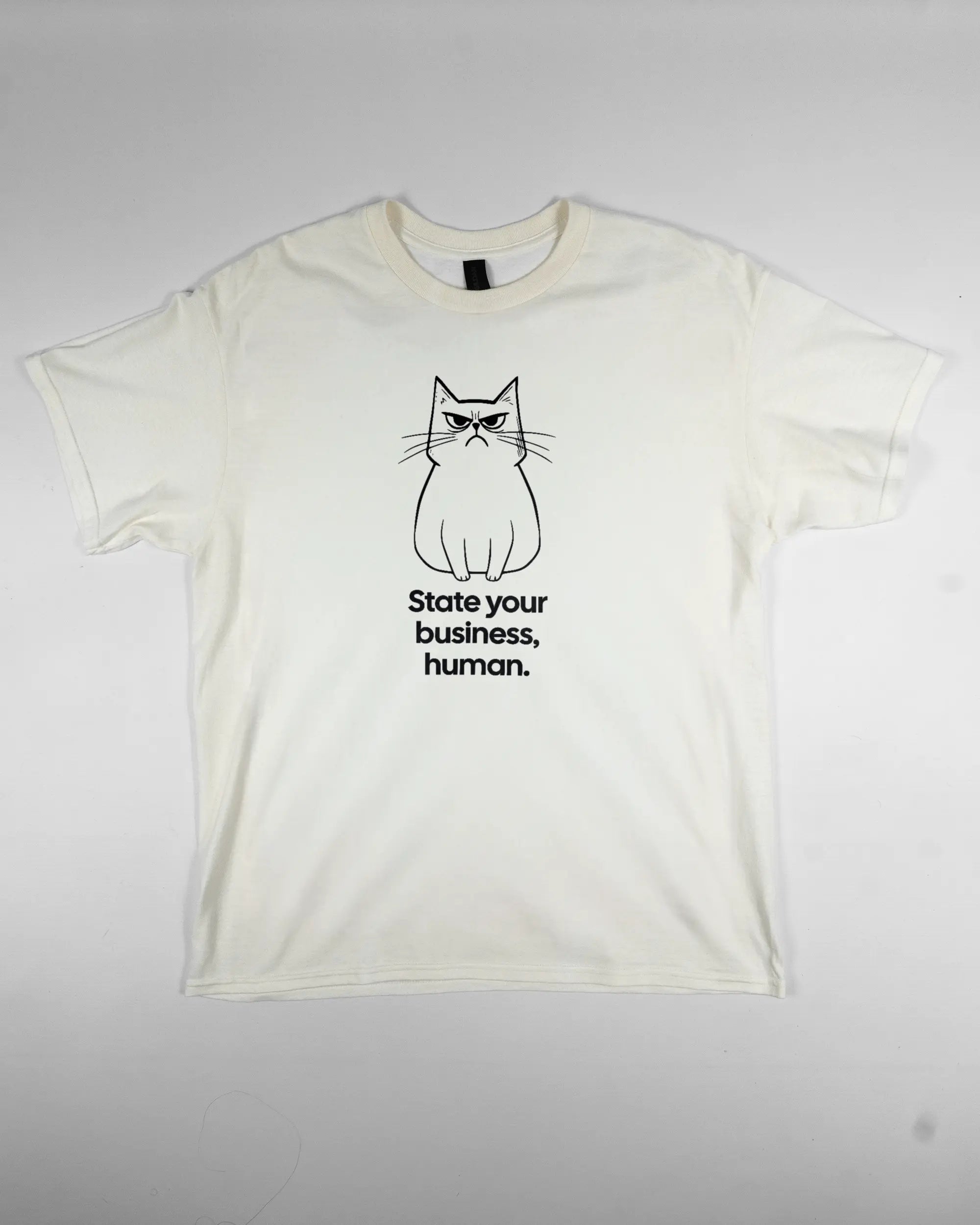 Vorderseite des Basic Unisex T-Shirt Regular von Maondo mit dem Design Grumpy Purr in der Farbe White und in der Größe L flach auf den Boden gelegt
