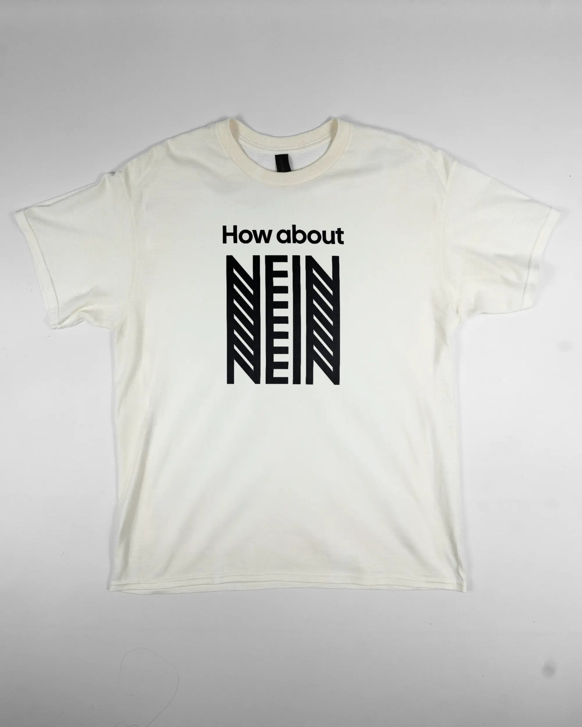 Vorderseite des Basic Unisex T-Shirt Regular von Maondo mit dem Design How about nein in der Farbe White und in der Größe L flach auf den Boden gelegt
