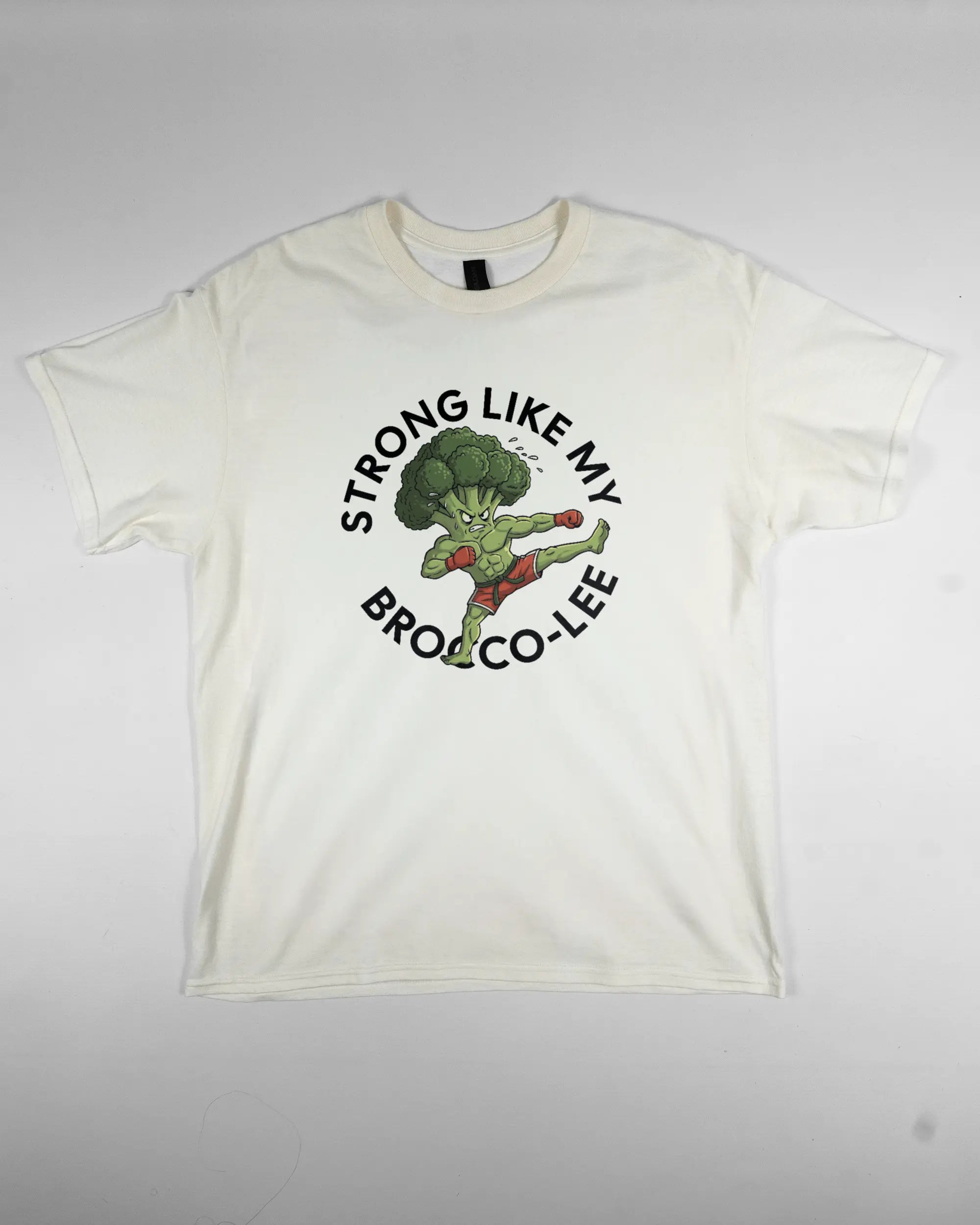 Vorderseite des Basic Unisex T-Shirt Regular von Maondo mit dem Design Brocco-Lee in der Farbe White und in der Größe L flach auf den Boden gelegt