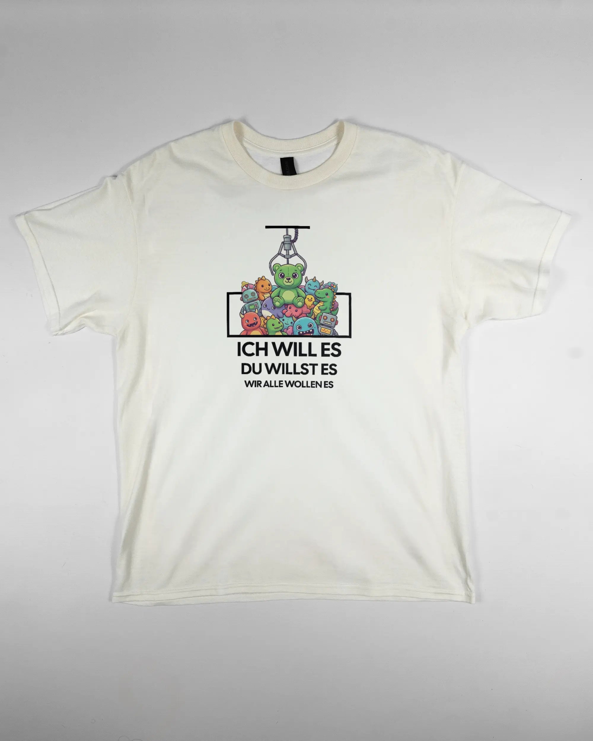 Vorderseite des Basic Unisex T-Shirt Regular von Maondo mit dem Design Will Stofftier in der Farbe White und in der Größe L flach auf den Boden gelegt