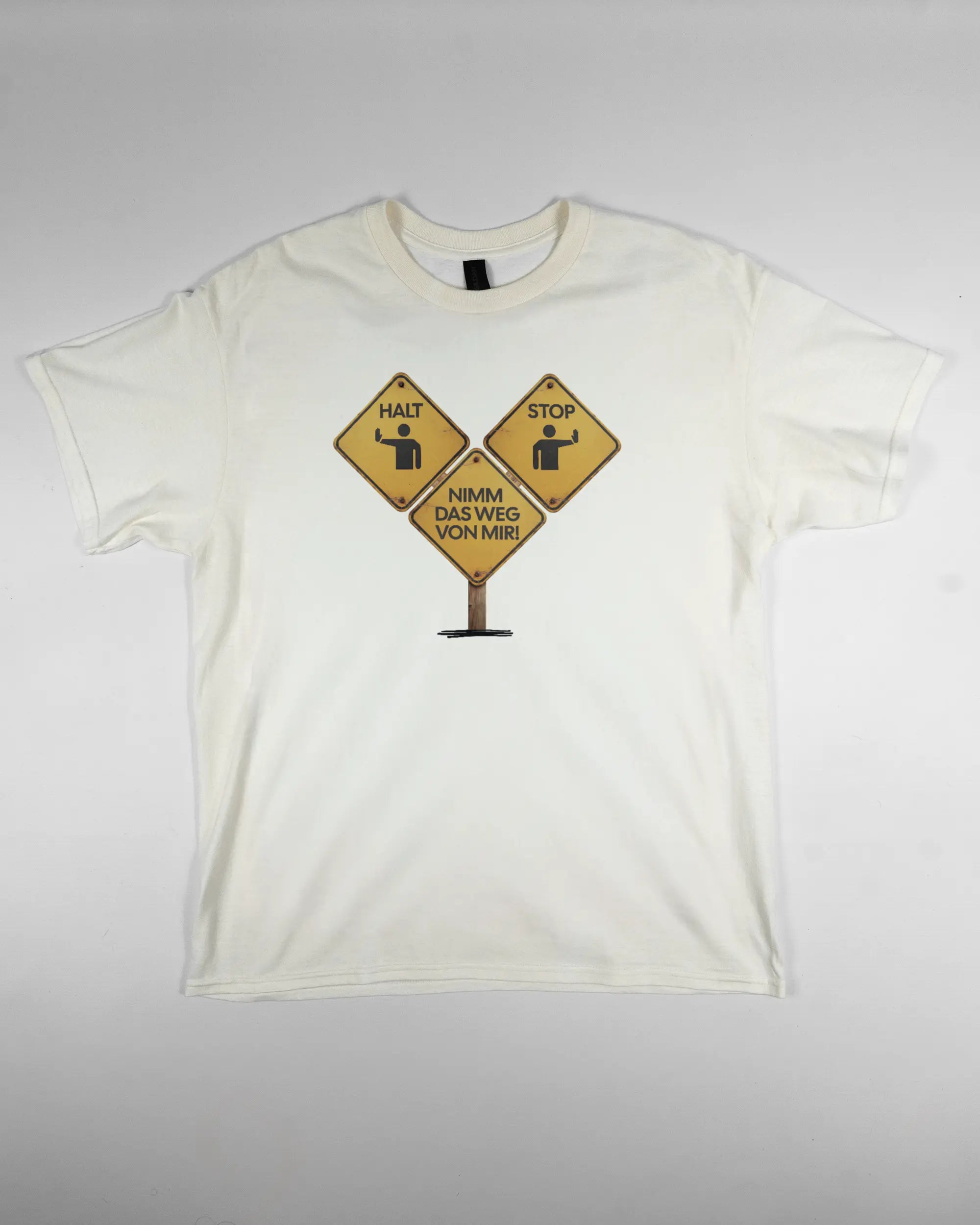 Vorderseite des Basic Unisex T-Shirt Regular von Maondo mit dem Design Schutzschild in der Farbe White und in der Größe L flach auf den Boden gelegt